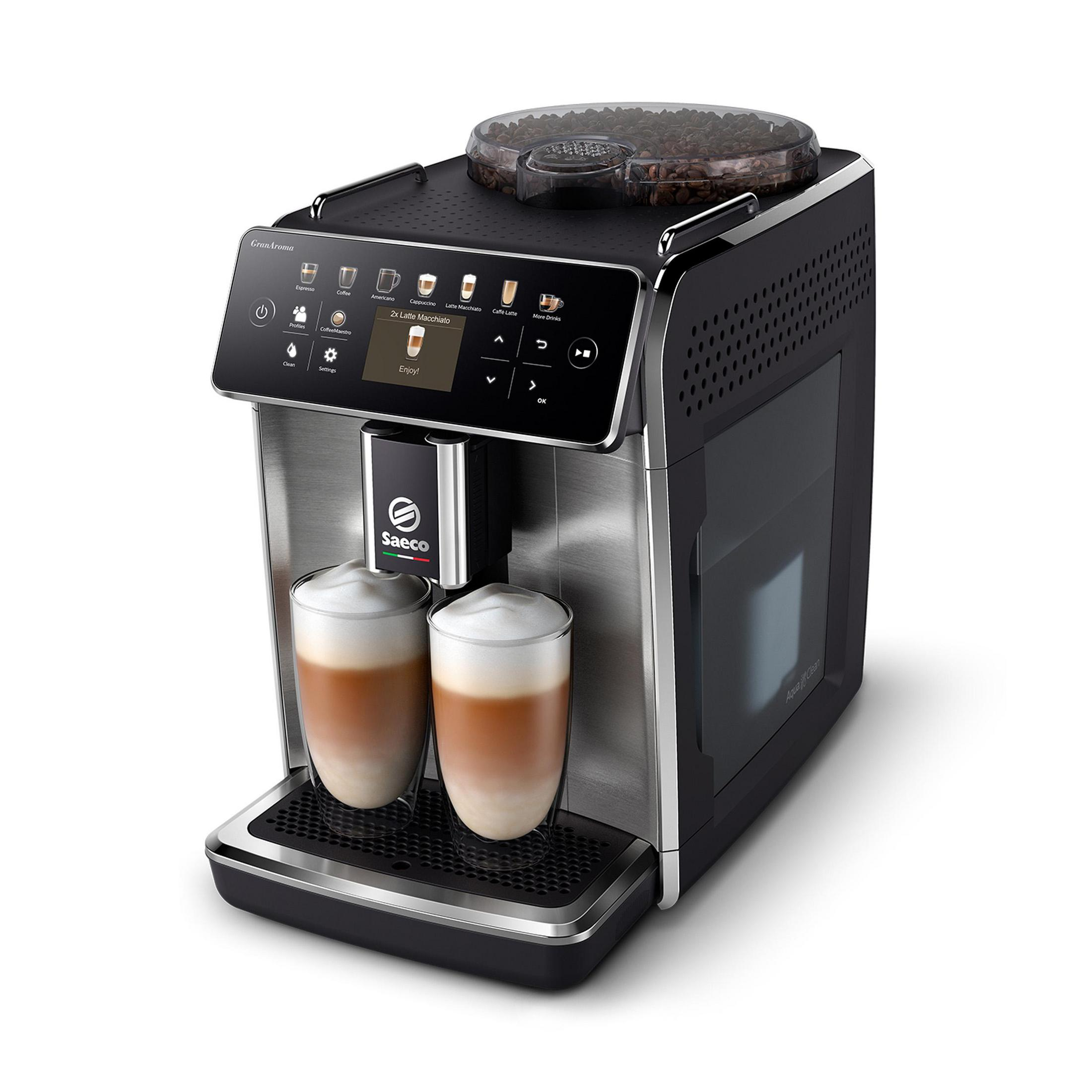 Kaffeemaschine mit zwei Gläsern Latte, mit schwarzem und silbernem Design, auf weißem Hintergrund.