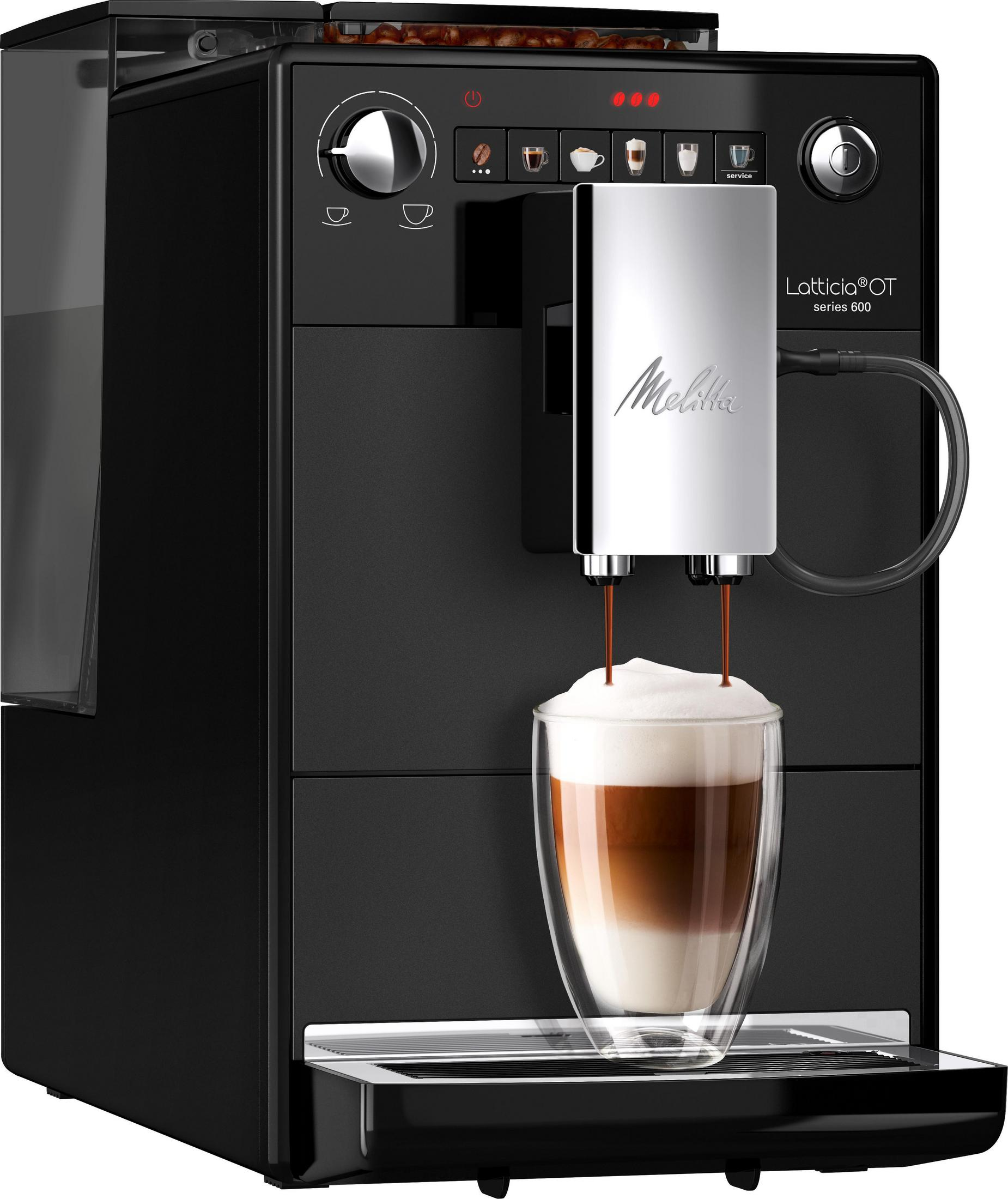 Macchina da caffè nera che eroga caffè in un bicchiere. Il bicchiere ha una bevanda a strati.