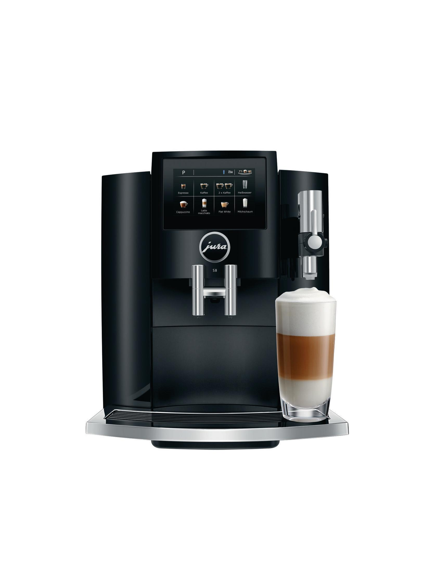 Eine schwarze Jura Kaffeemaschine mit einem Glas Latte Macchiato daneben. Die Maschine hat einen Bildschirm und Knöpfe.