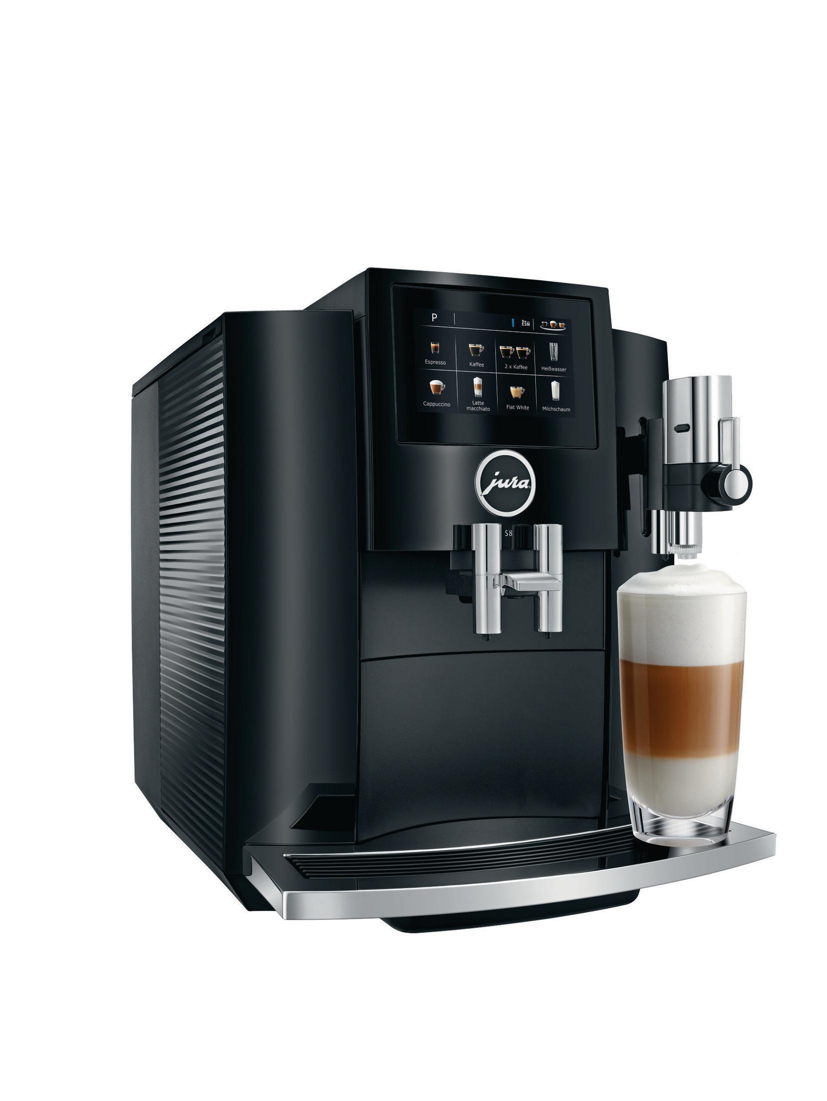 Schwarze Kaffeemaschine mit Touchscreen und ein Glas Latte auf weißem Hintergrund.