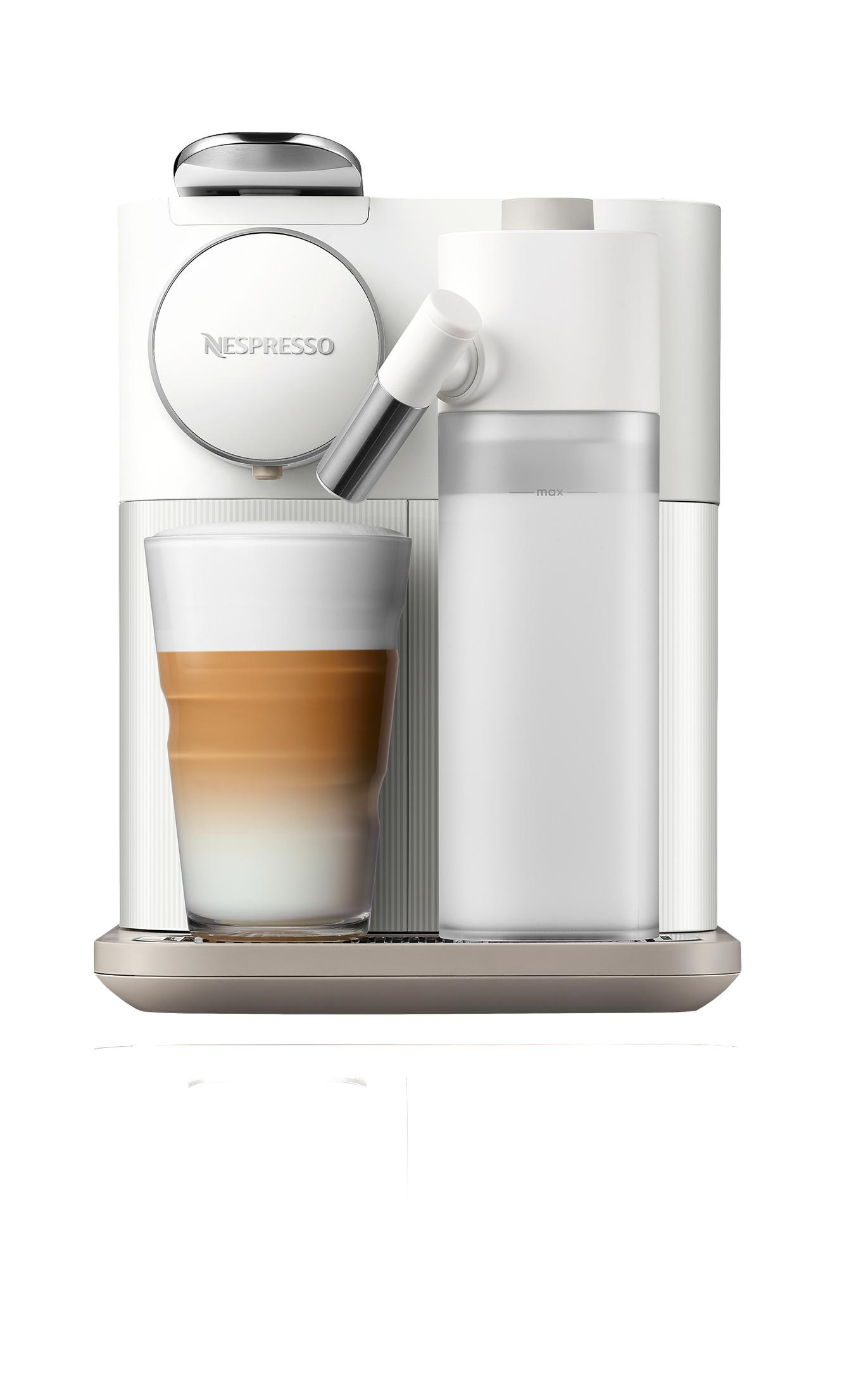 Weiße Nespresso-Kaffeemaschine mit Latte. Kaffeemaschine, Milchaufschäumer, Latte im Glas, weißer Hintergrund.
