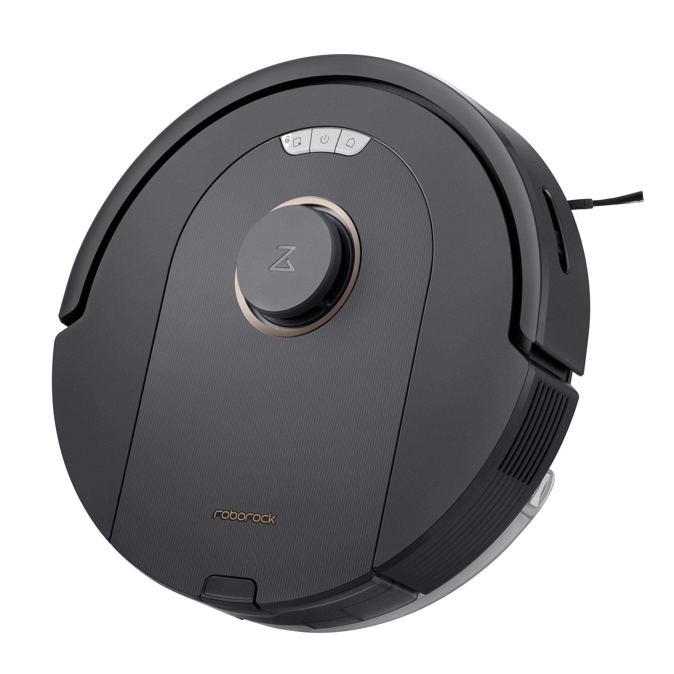 Un aspirateur robot rond noir. Il a un bouton central et une petite brosse latérale.