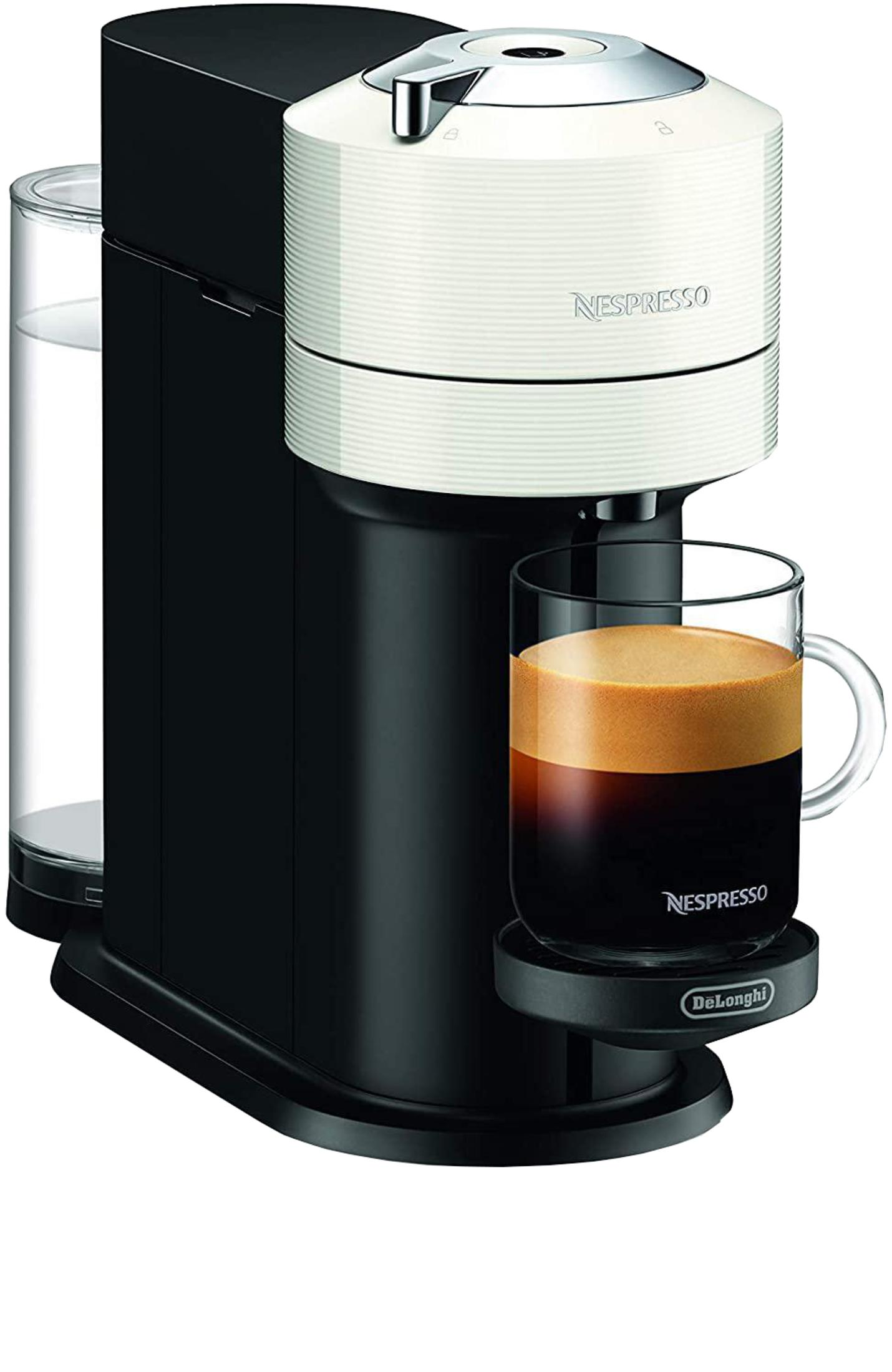 Cafetera Nespresso Vertuo en blanco y negro con una taza de café.