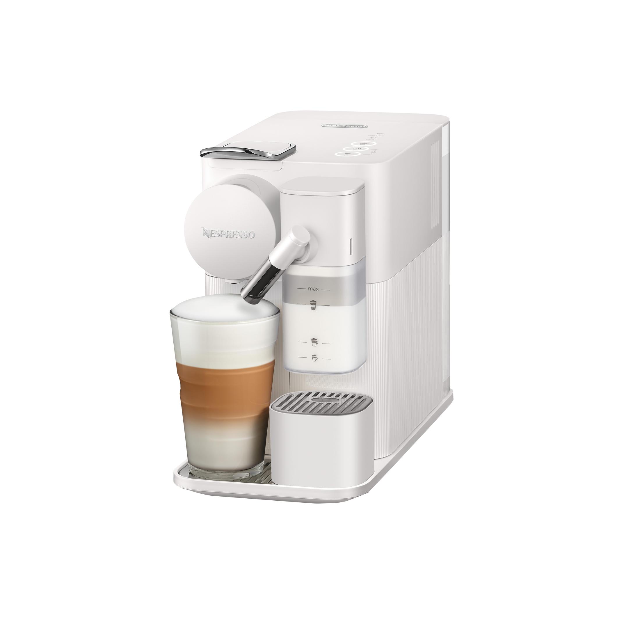 Cafetera Nespresso blanca, preparando café en un vaso.