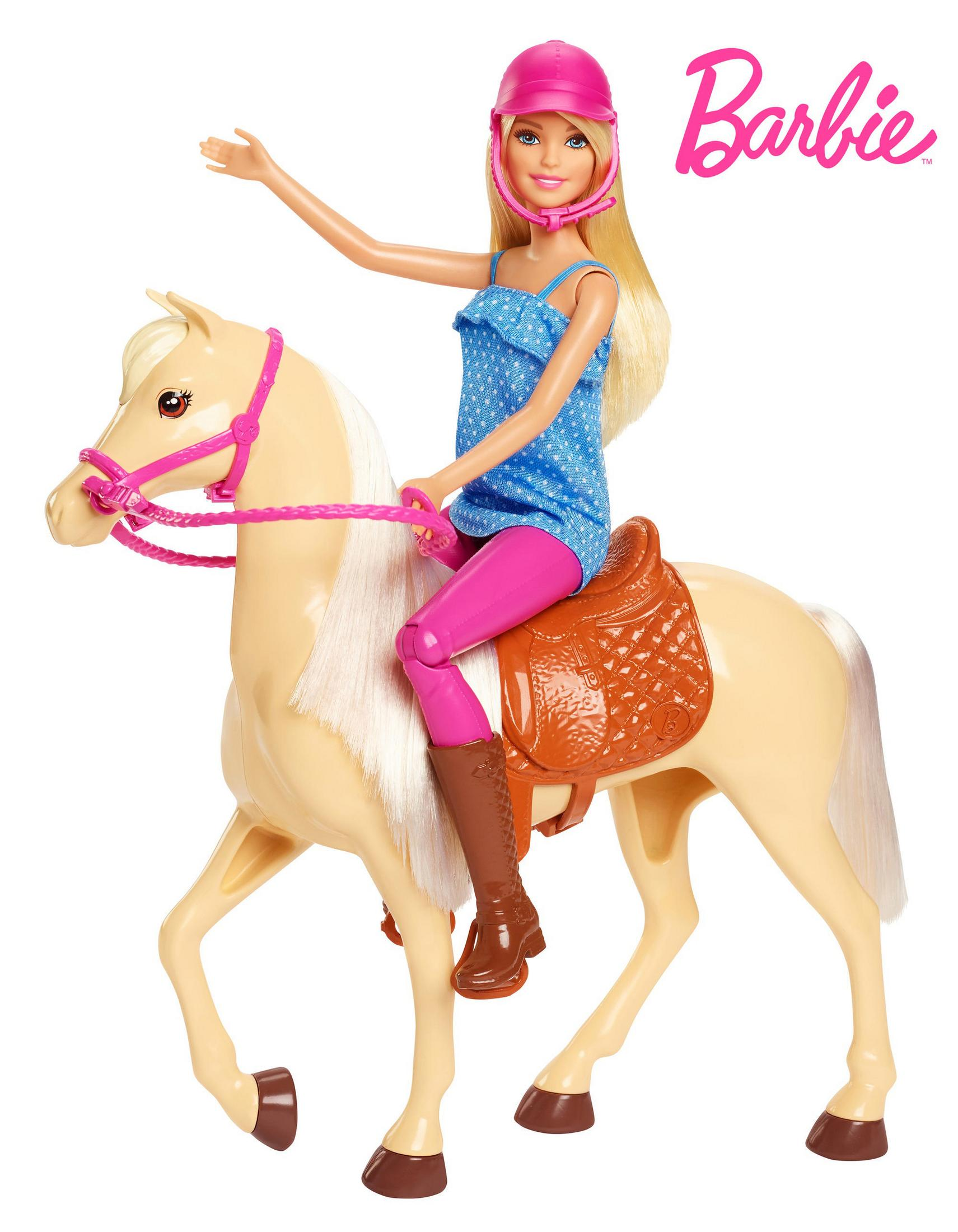 Barbie-Puppe reitet auf einem braunen Pferd. Barbie trägt ein blaues Hemd, rosa Hosen und einen rosa Helm.