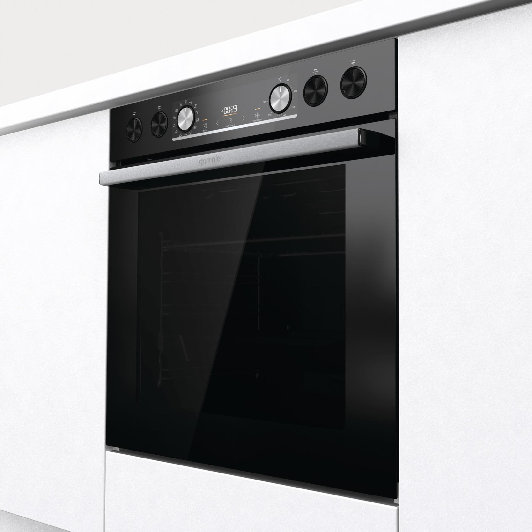 Schwarzer Einbaubackofen mit Glastür, Bedienfeld und Griff. Er ist in einem weißen Küchenschrank eingebaut.