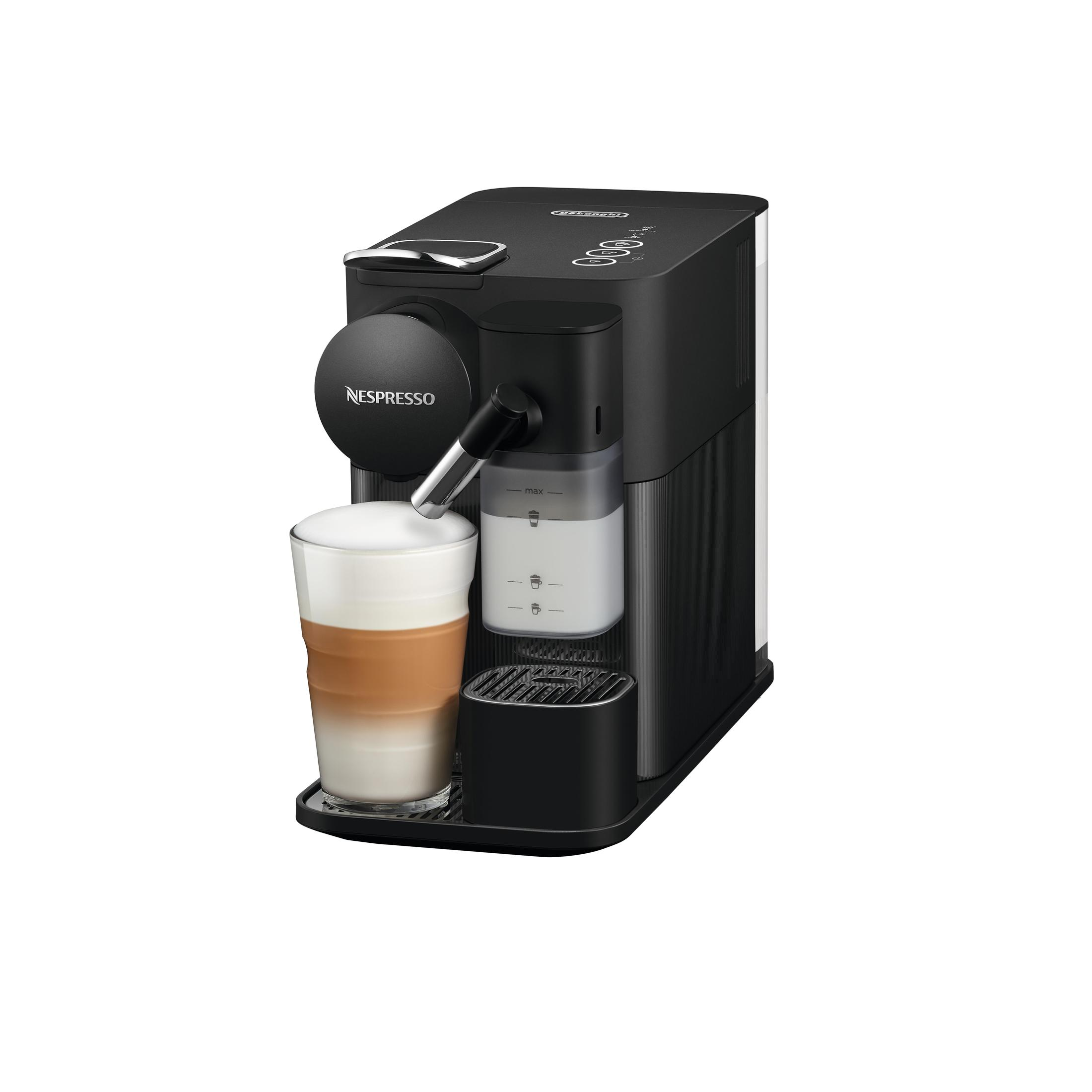 Schwarze Nespresso-Maschine. Glas mit Latte Macchiato, Milchaufschäumer befestigt.