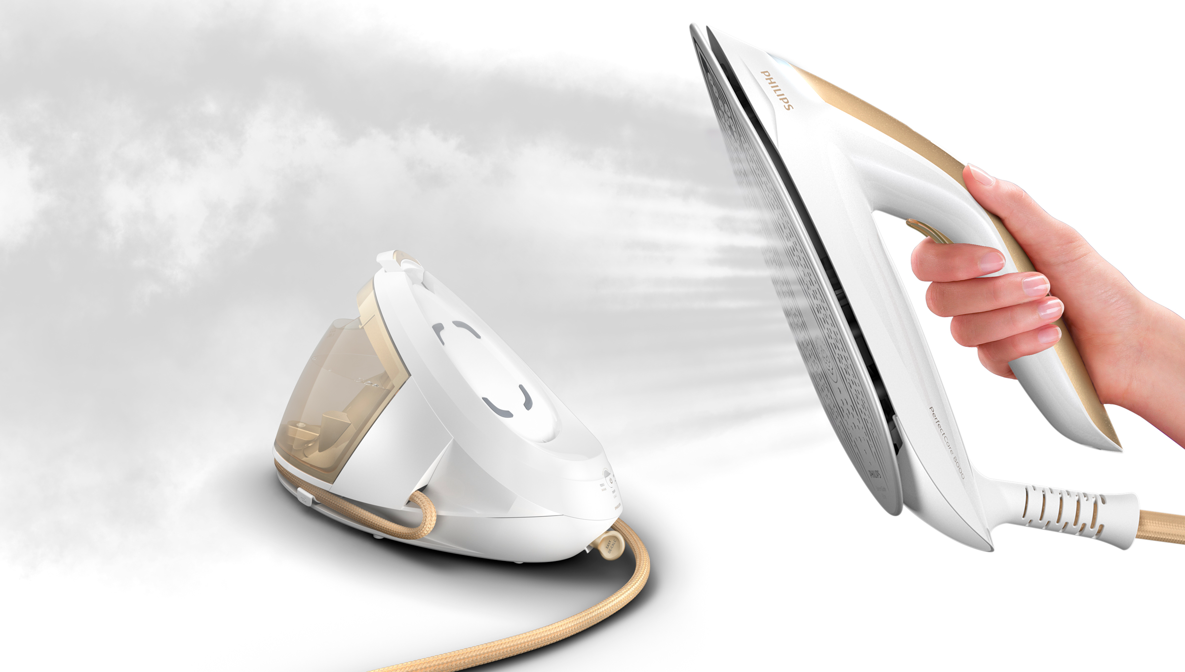 Białe i złote żelazko emituje parę. Podstawa znajduje się w tle, z beżowym kablem.