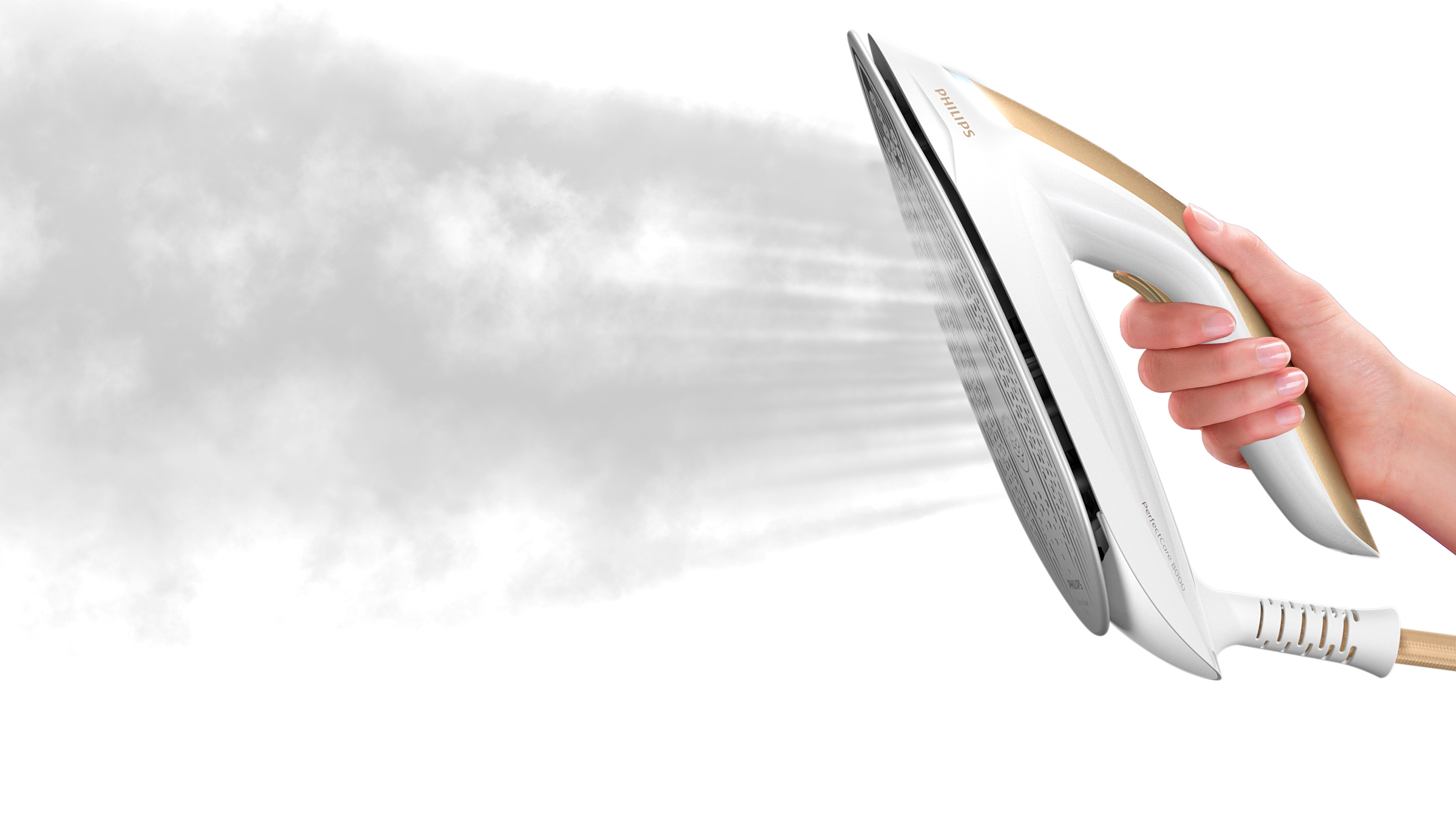 Białe i złote żelazko wydzielające parę, trzymane przez dłoń na białym tle.