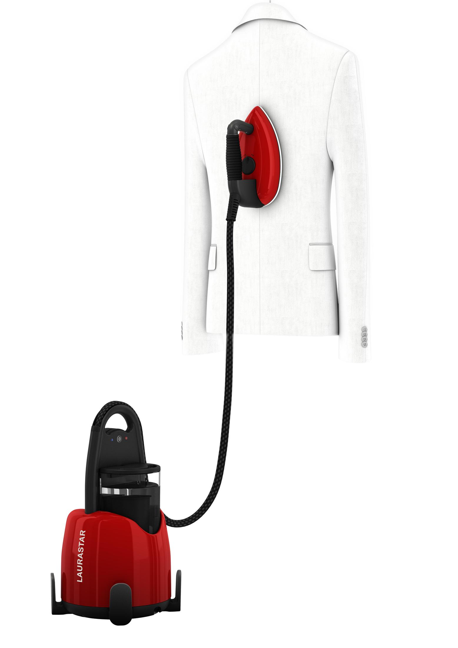 Ein rotes Dampfbügeleisen befindet sich auf einer weißen Jacke. Roter Sockel am Boden, schwarzes Kabel.