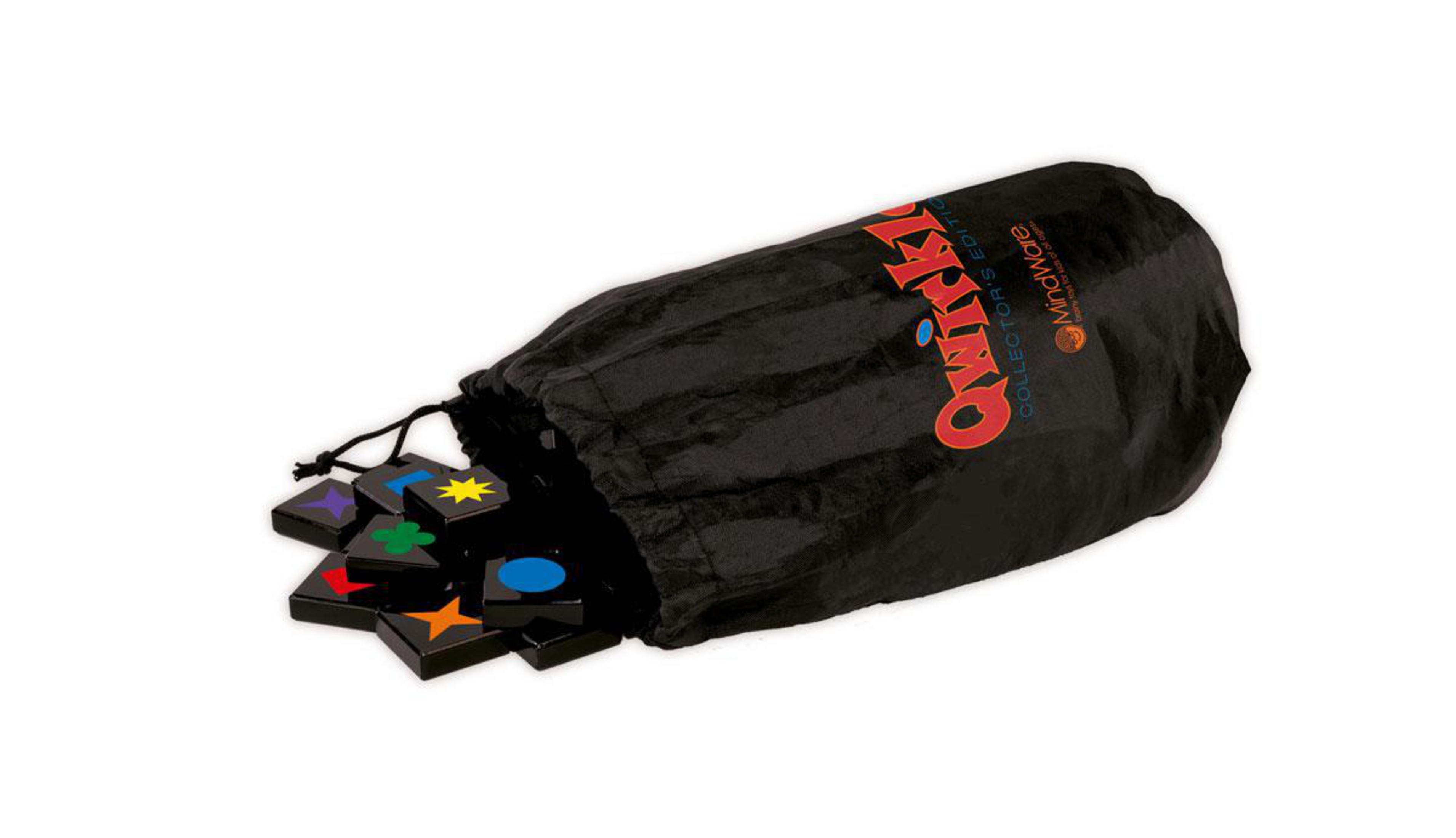 Schwarze Tasche mit herausquellenden Spielsteinen. Das Wort Qwirkle ist sichtbar.