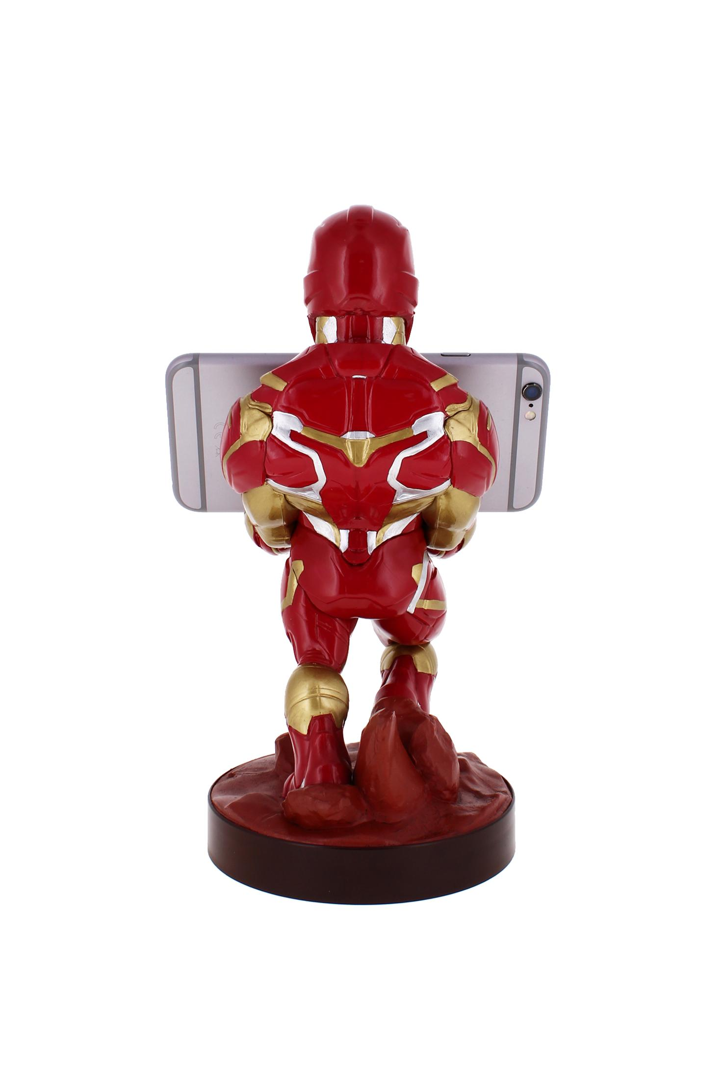 Figura di Iron Man che tiene un telefono. È rosso e oro, con base circolare su sfondo bianco.