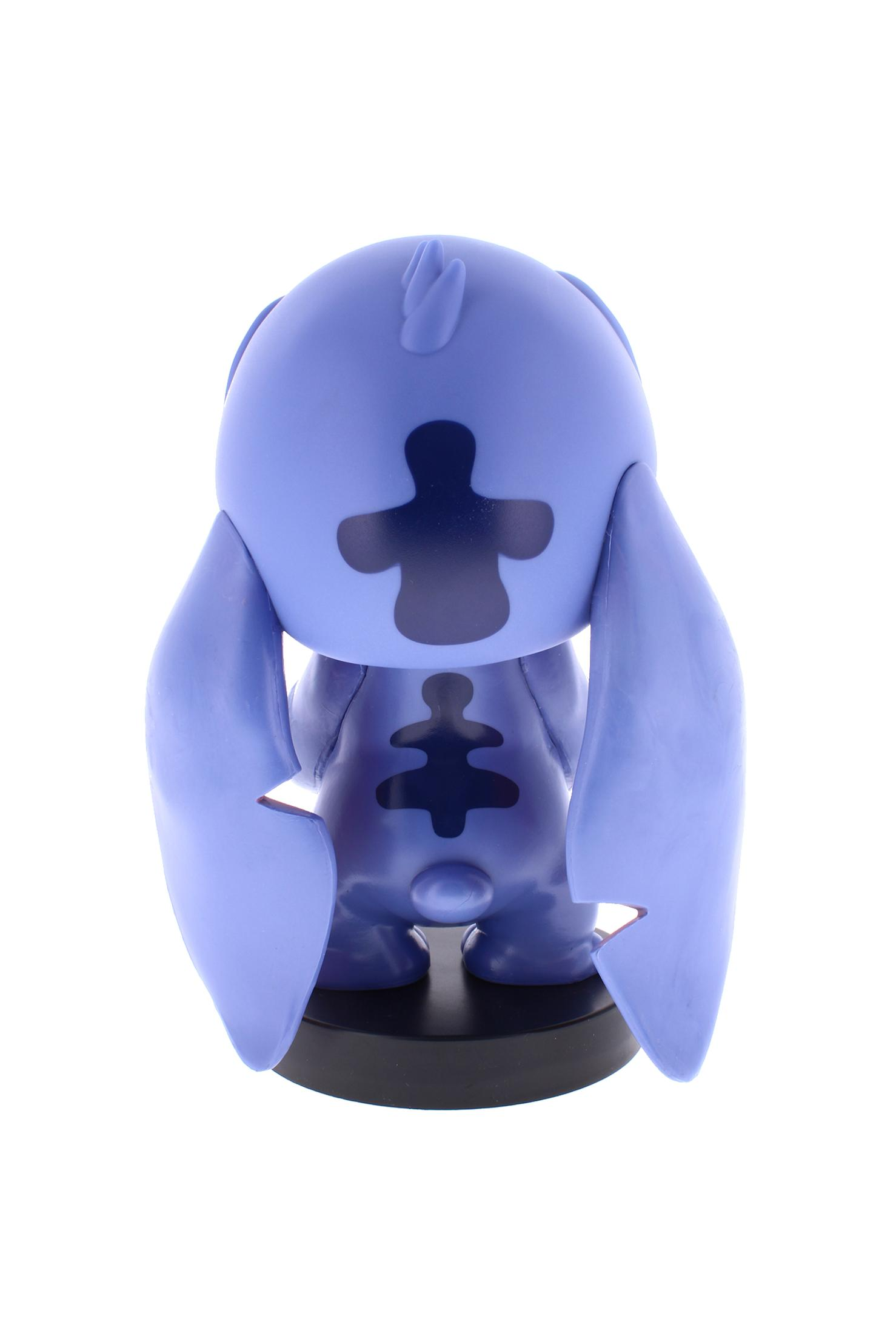Una statuetta di Stitch, vista da dietro. È azzurra con dettagli neri, su una base nera.