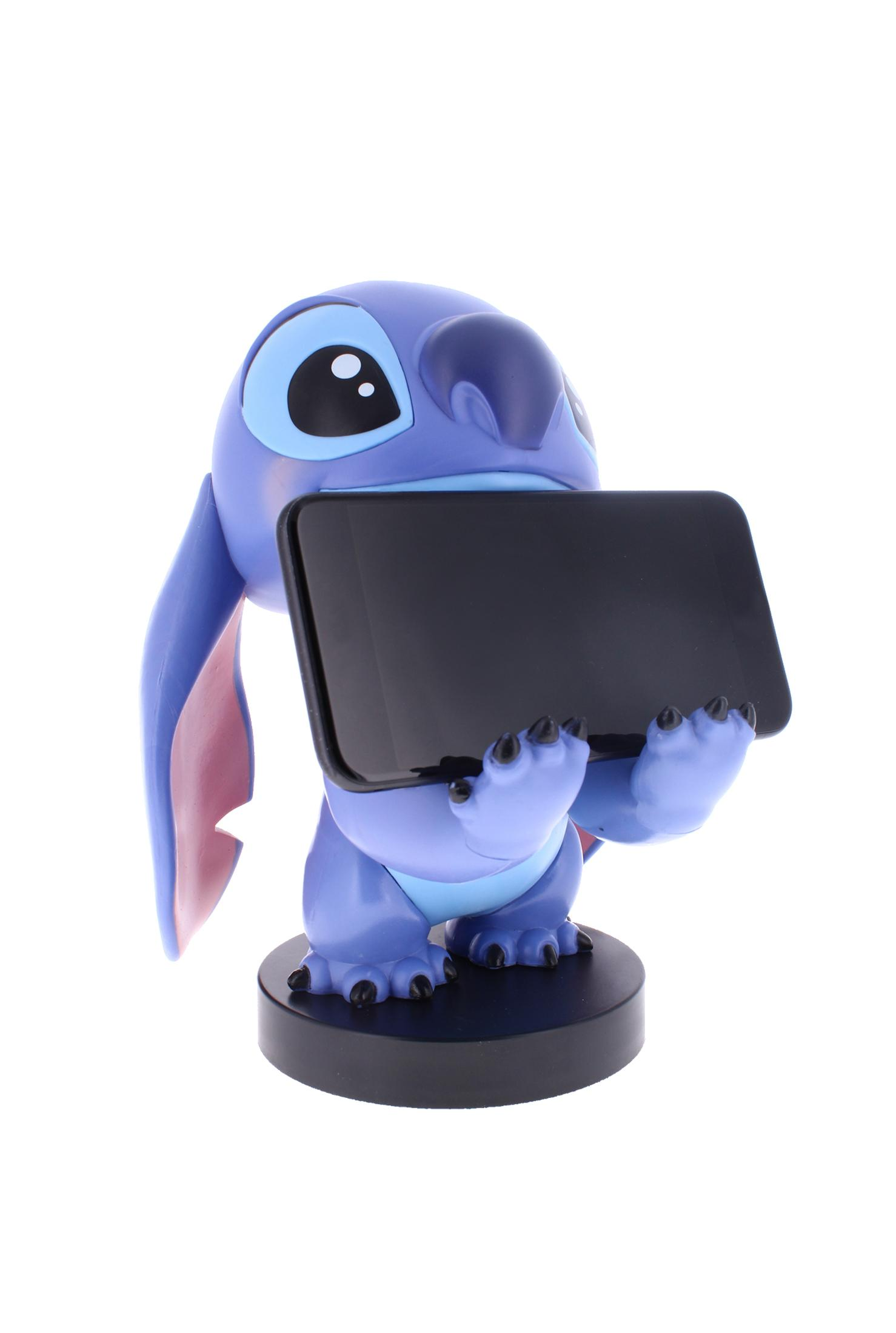 Figura di Stitch che tiene in mano un tablet nero, in piedi su una base nera. Figura blu con grandi orecchie.
