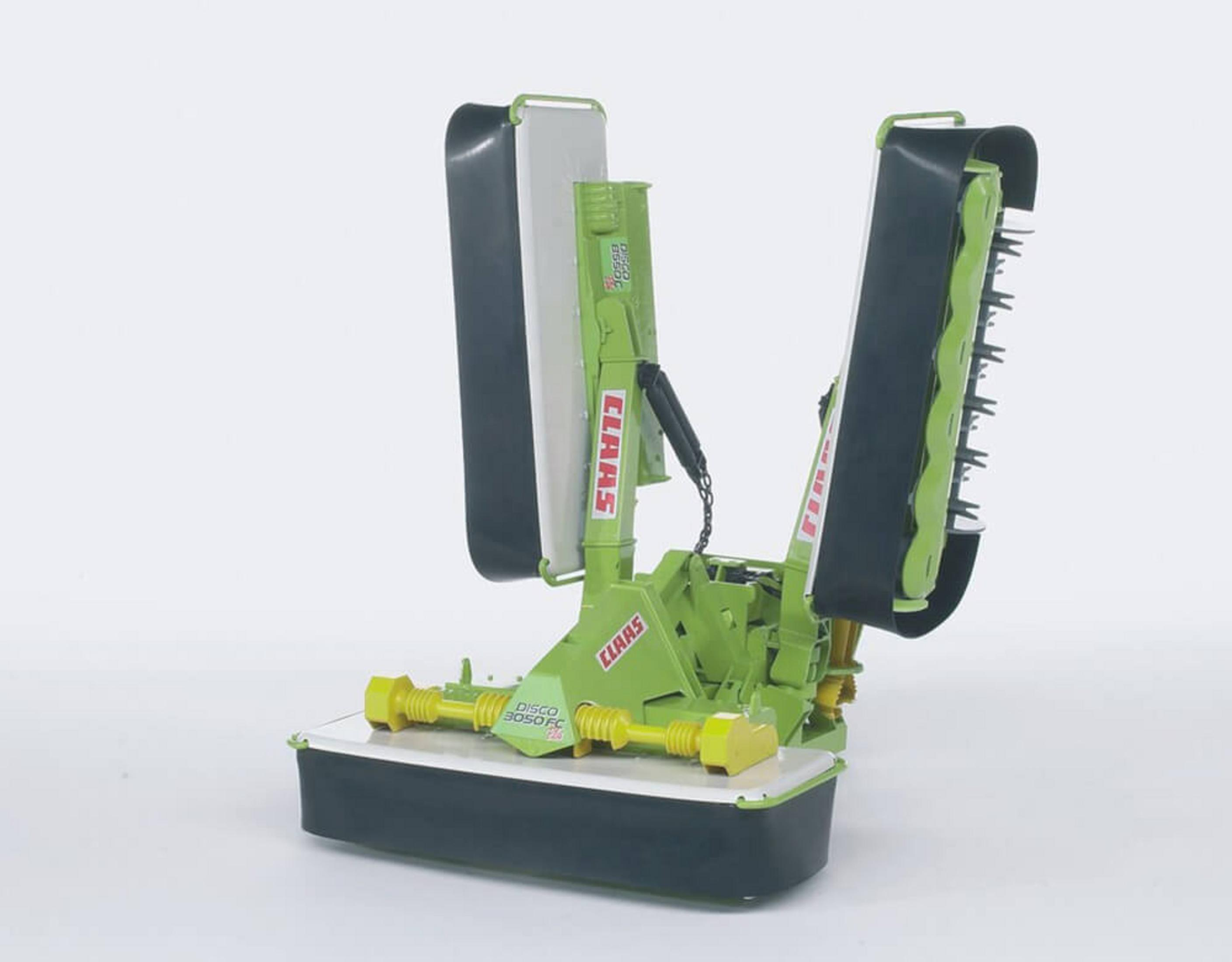 Zielone i czarne zabawki sprzętu rolniczego. Białe tło.