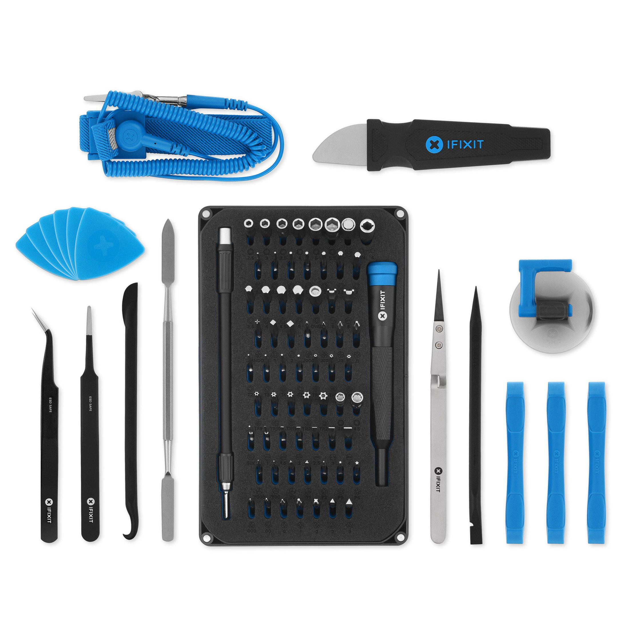 Ein Set von iFixit Reparaturwerkzeugen, darunter Pinzetten, Spudger und ein Schraubendreher, auf einem schwarzen Tablett.