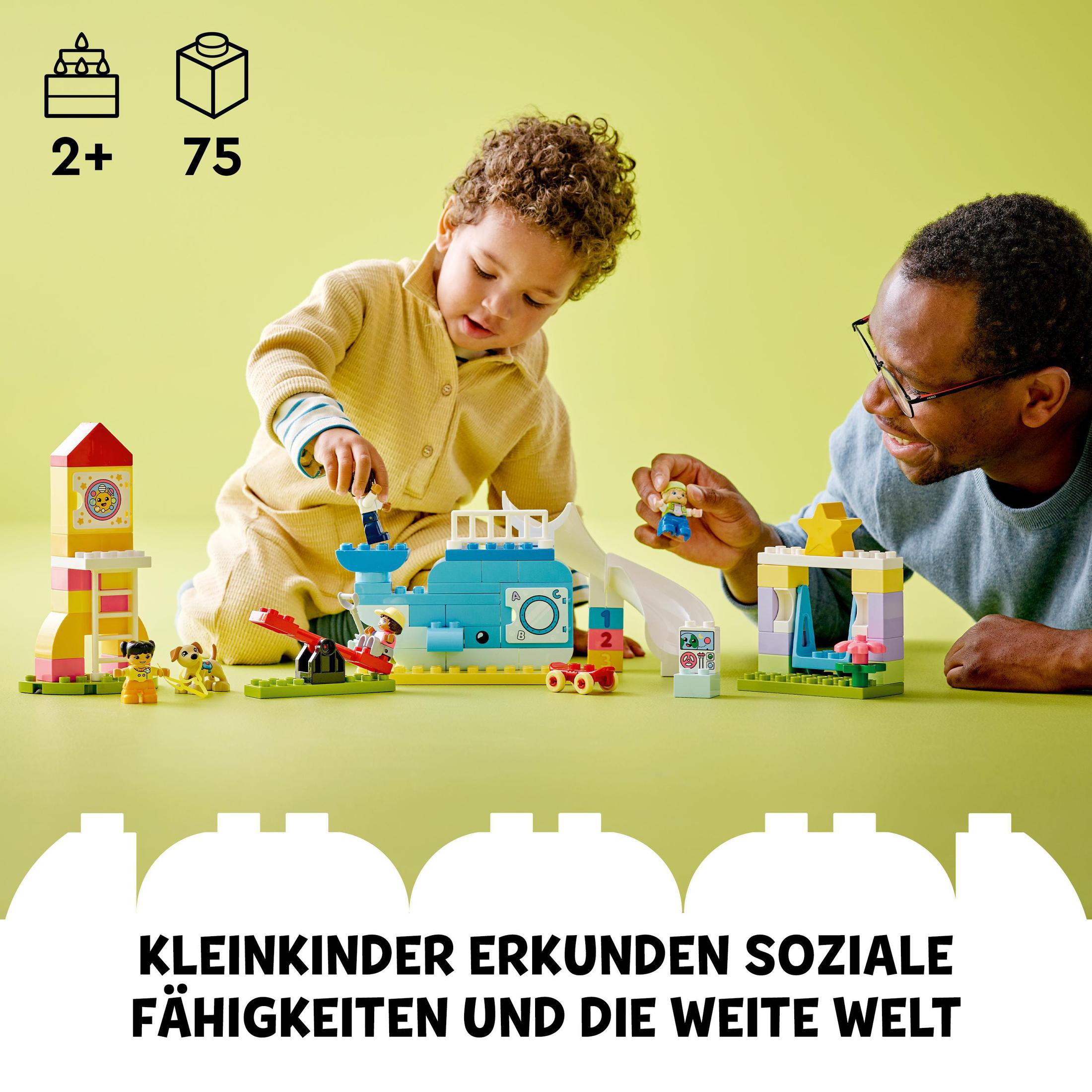 Ein Kind und ein Erwachsener spielen mit bunten Spielzeugblöcken. Der Hintergrund ist grün.