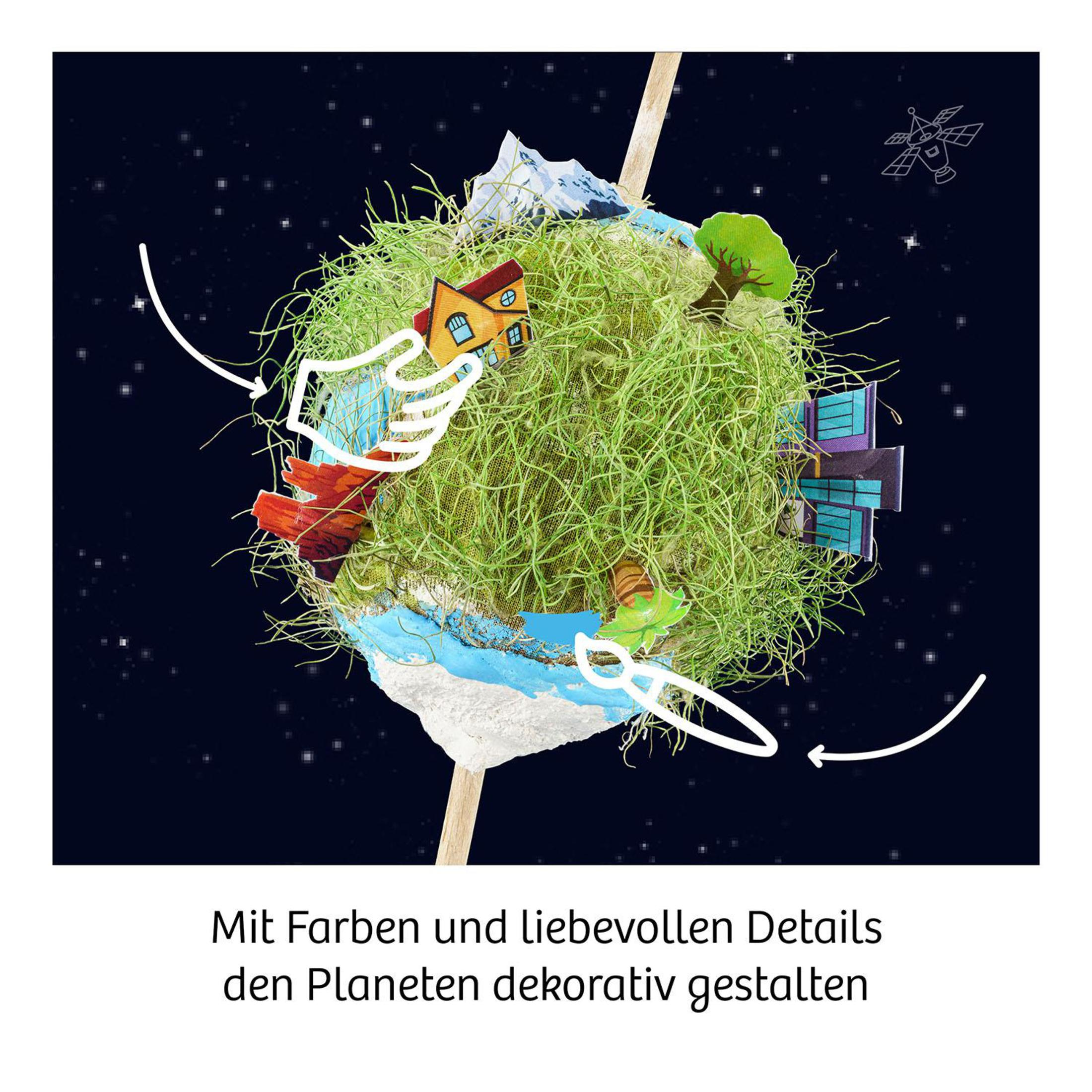 Eine Erdkugel aus Gras mit Häusern, Bäumen und einem Satelliten vor Sternenhimmel.