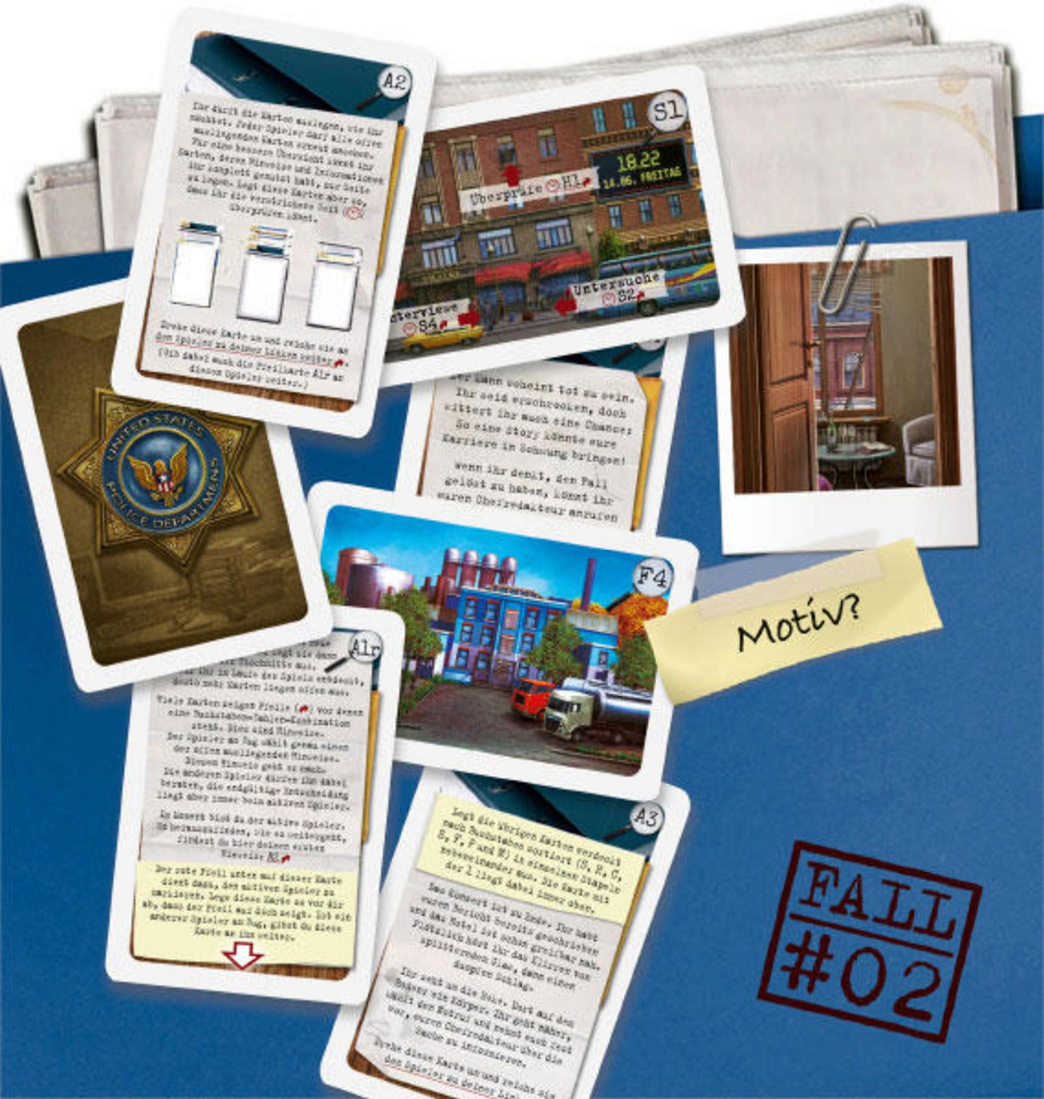 Karten in einem Detektiv-Themenspiel. Es gibt verschiedene Karten mit Bildern und Text. Blauer Hintergrund.