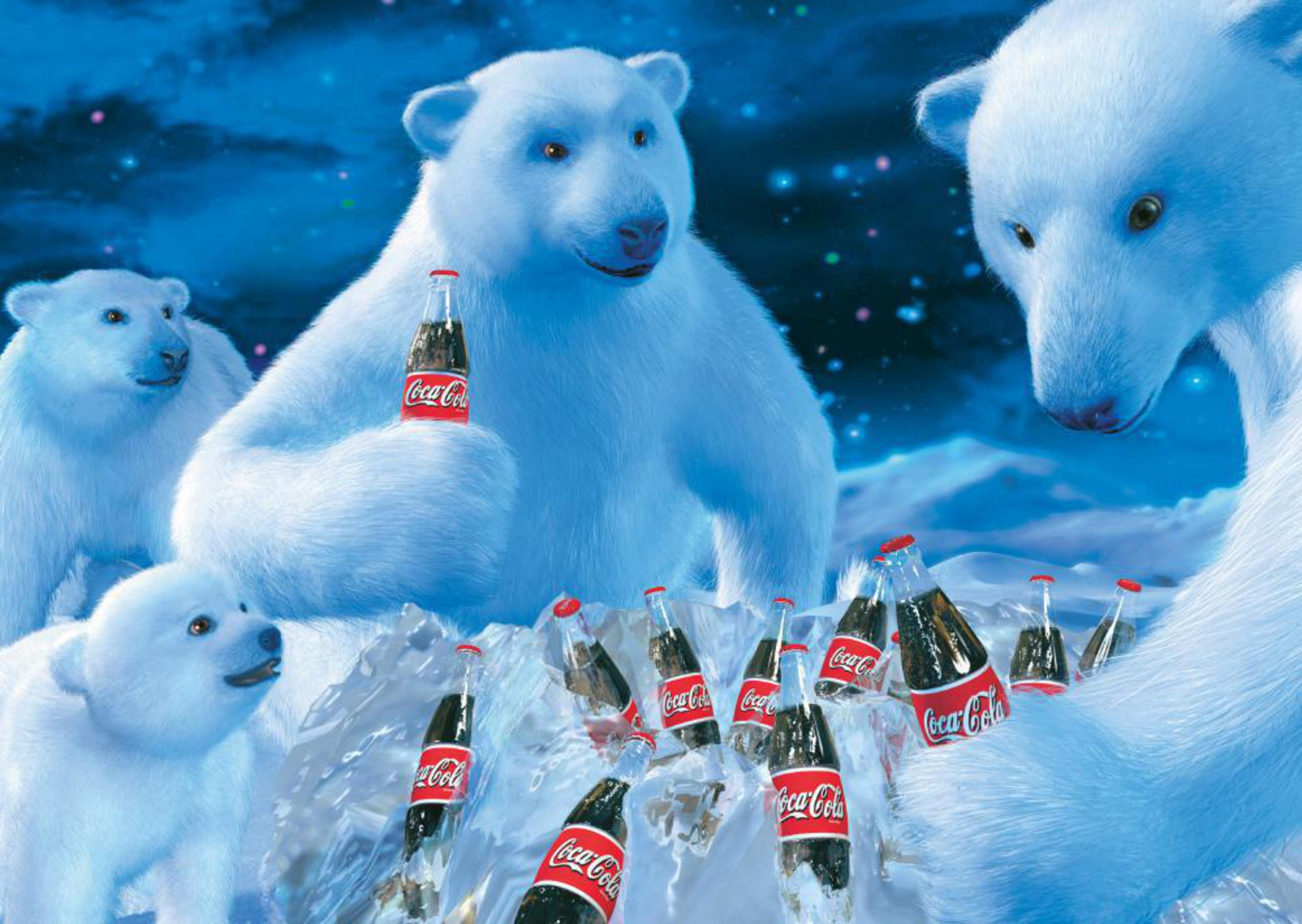 Eisbären mit Coca-Cola-Flaschen in einer verschneiten Umgebung.