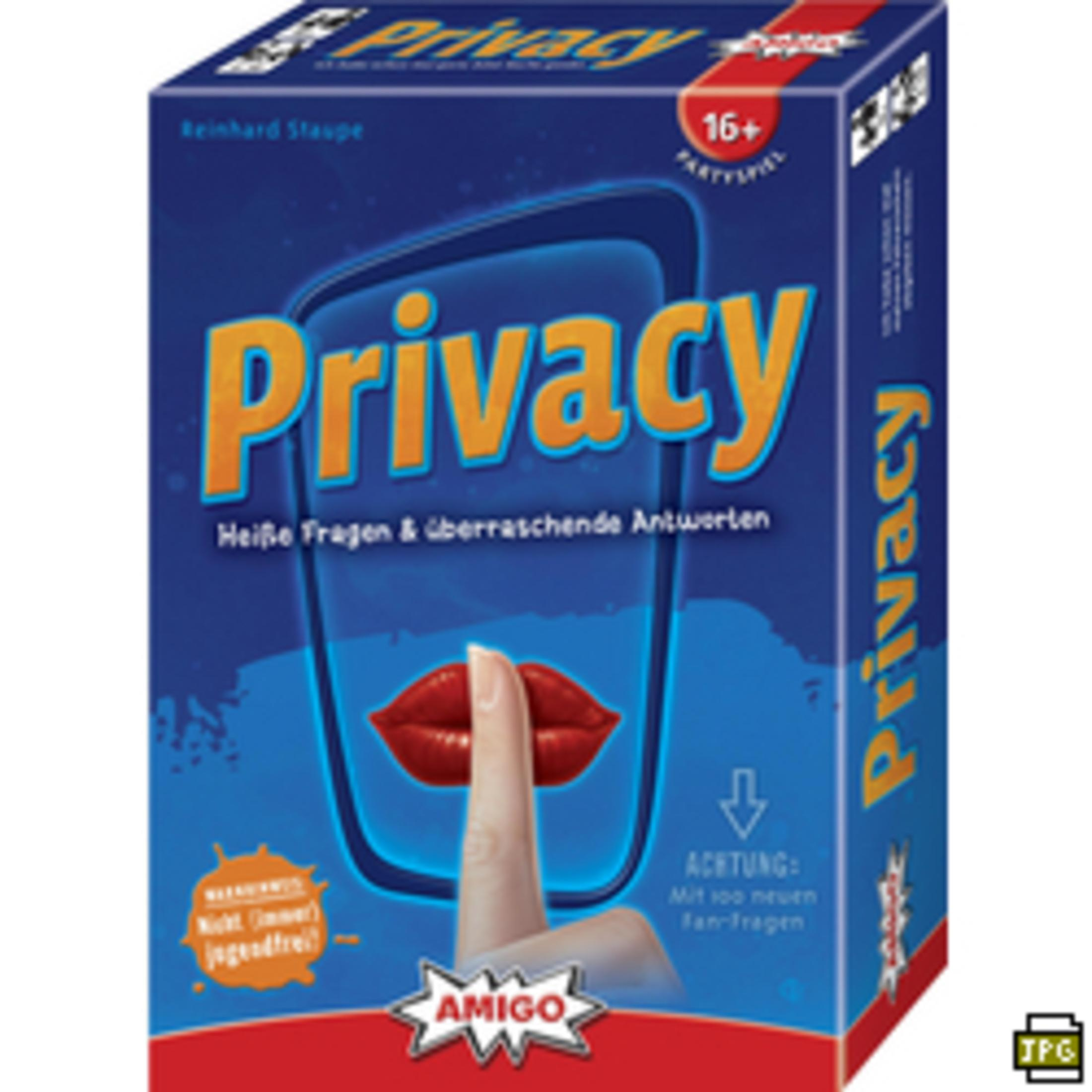 Privacy-Brettspielbox. Zeigt Lippen und einen Finger, der Schweigen signalisiert. Oranger und blauer Text.