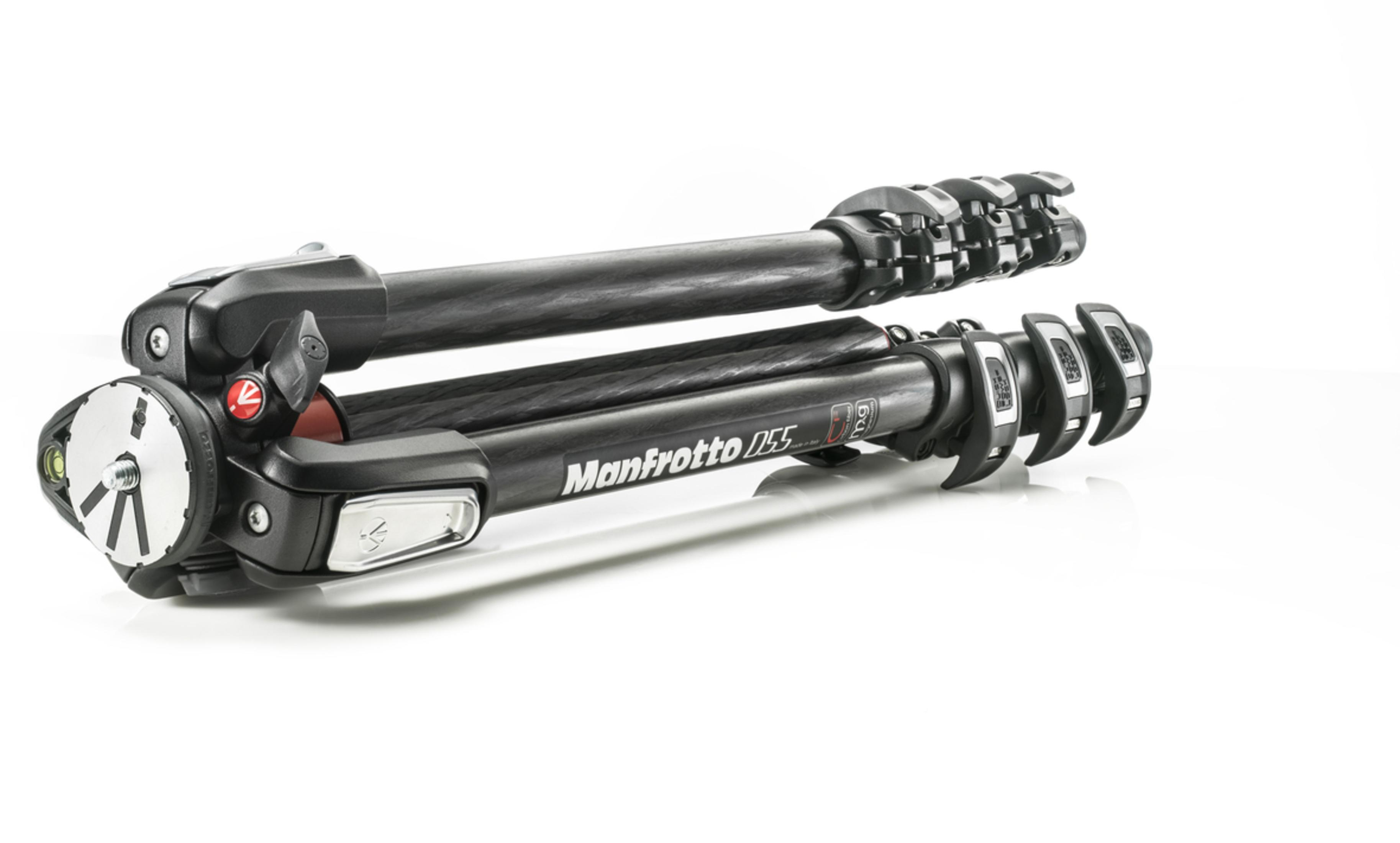 Trípode negro, plegado, con el logo 'Manfrotto' en el lateral, sobre fondo blanco.