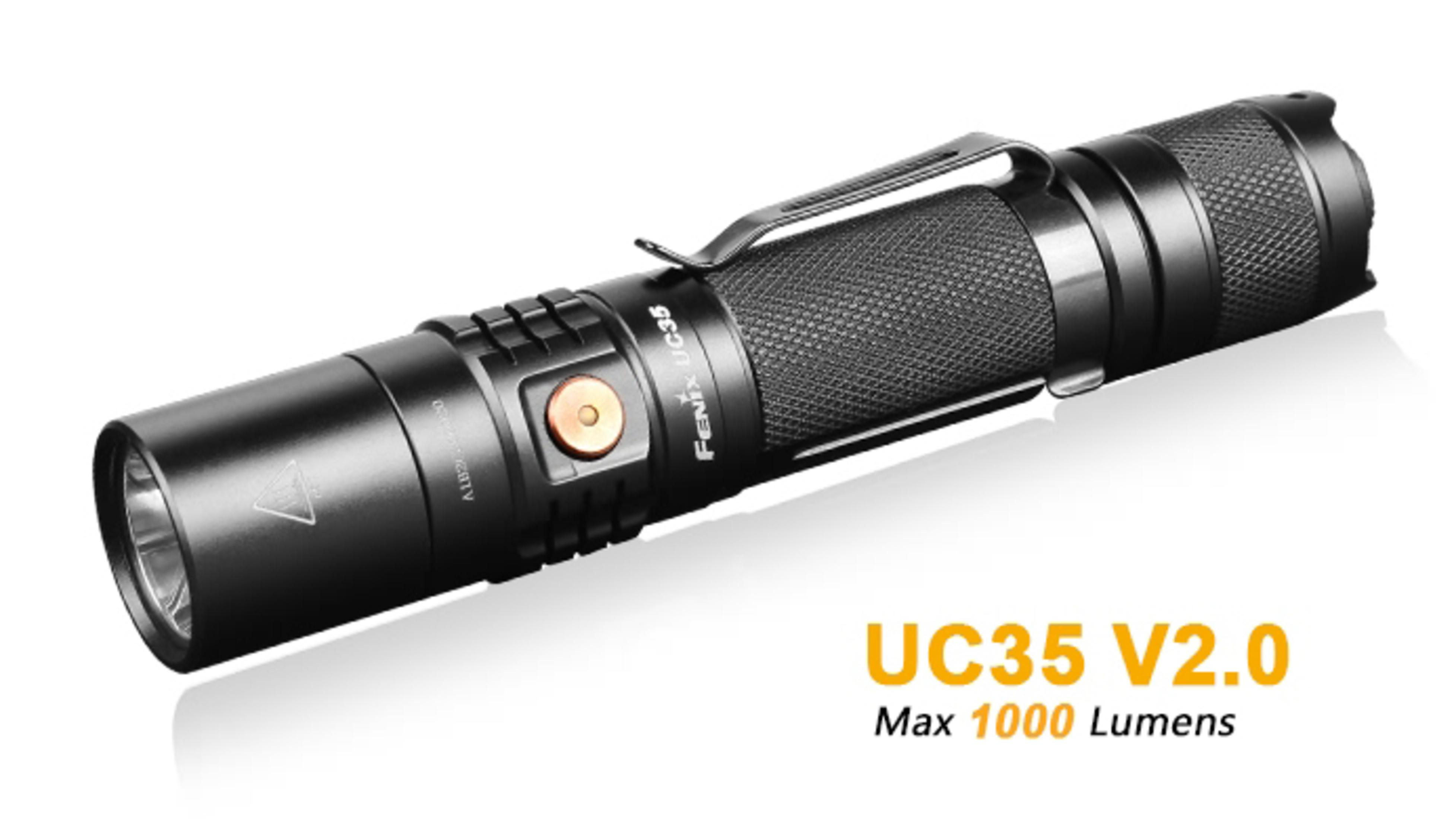 Schwarze Fenix UC35 V2.0 Taschenlampe mit silbernem Clip, roter Taste und Text.