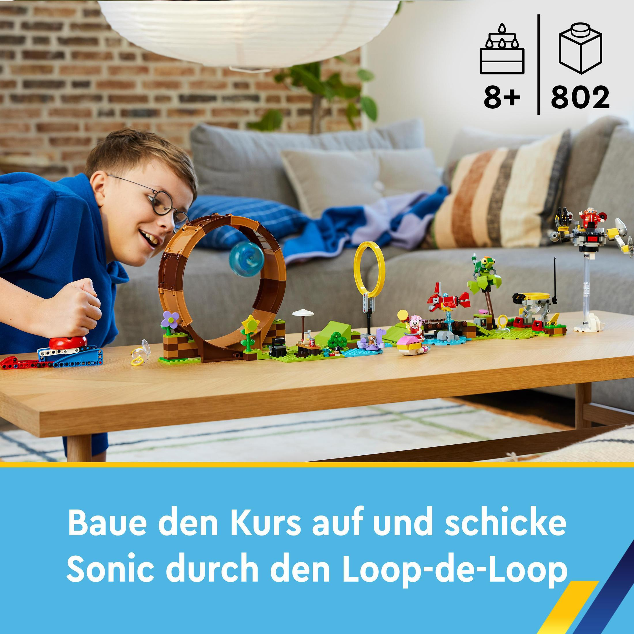 Ein Junge betrachtet ein Sonic the Hedgehog Lego Set mit Figuren und Strecke.