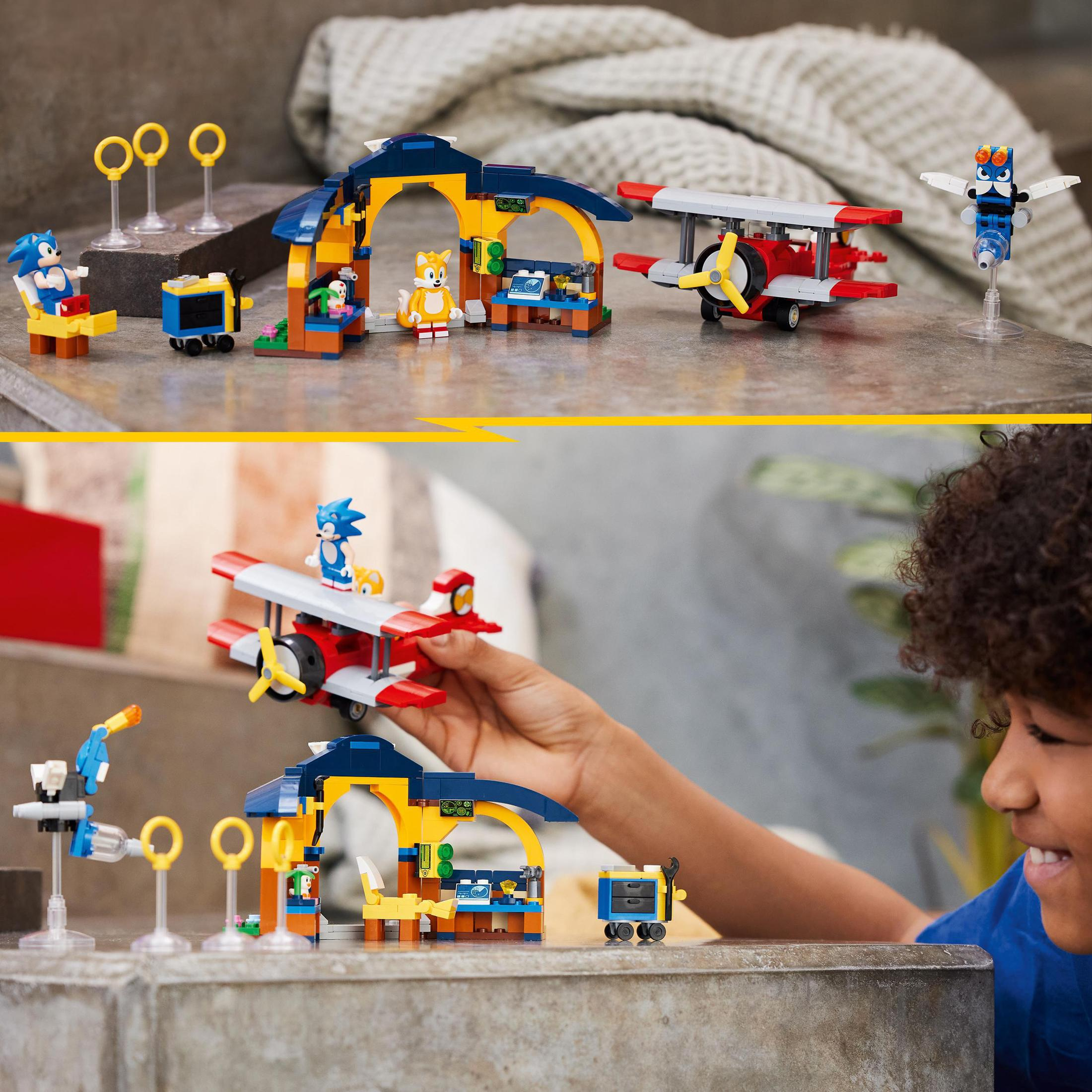 Lego-Set mit Sonic-Charakteren und einem Flugzeug. Eines wird von einem Kind zusammengebaut.