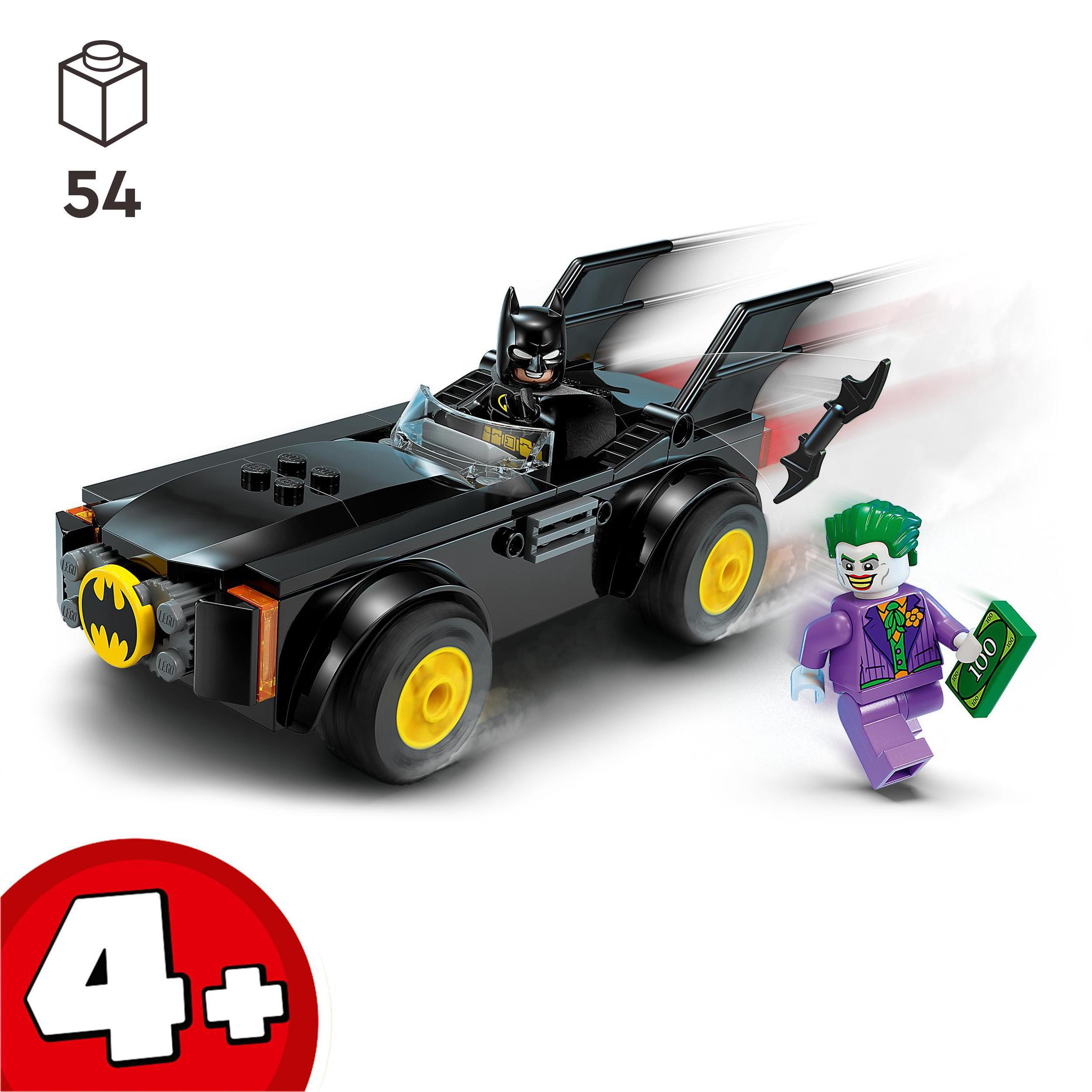 Lego Batman Auto mit Batman-Figur. Joker rennt in der Nähe.