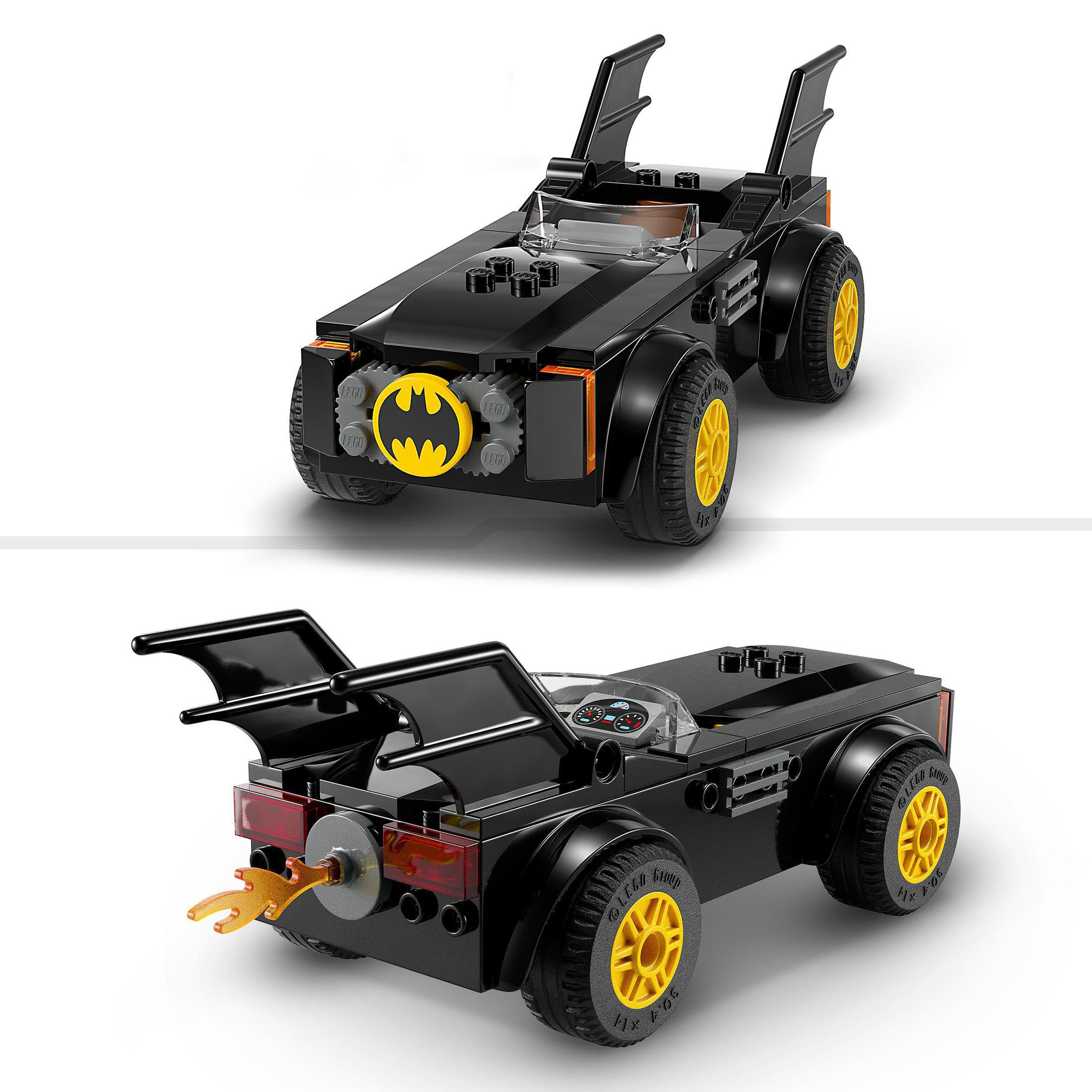 Zwei Ansichten eines schwarzen Lego Batmobils mit gelben Rädern und Batman-Logo.