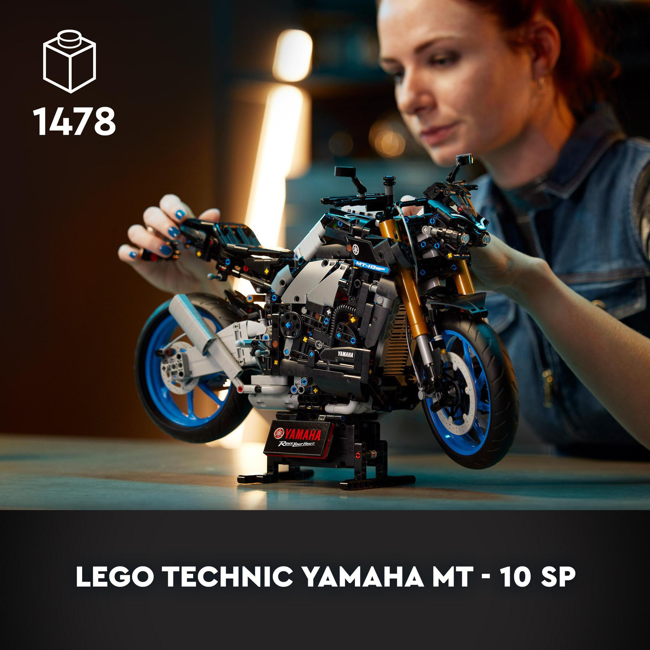 Kobieta budująca model LEGO Technic Yamaha MT-10 SP. Widoczne są części i model.