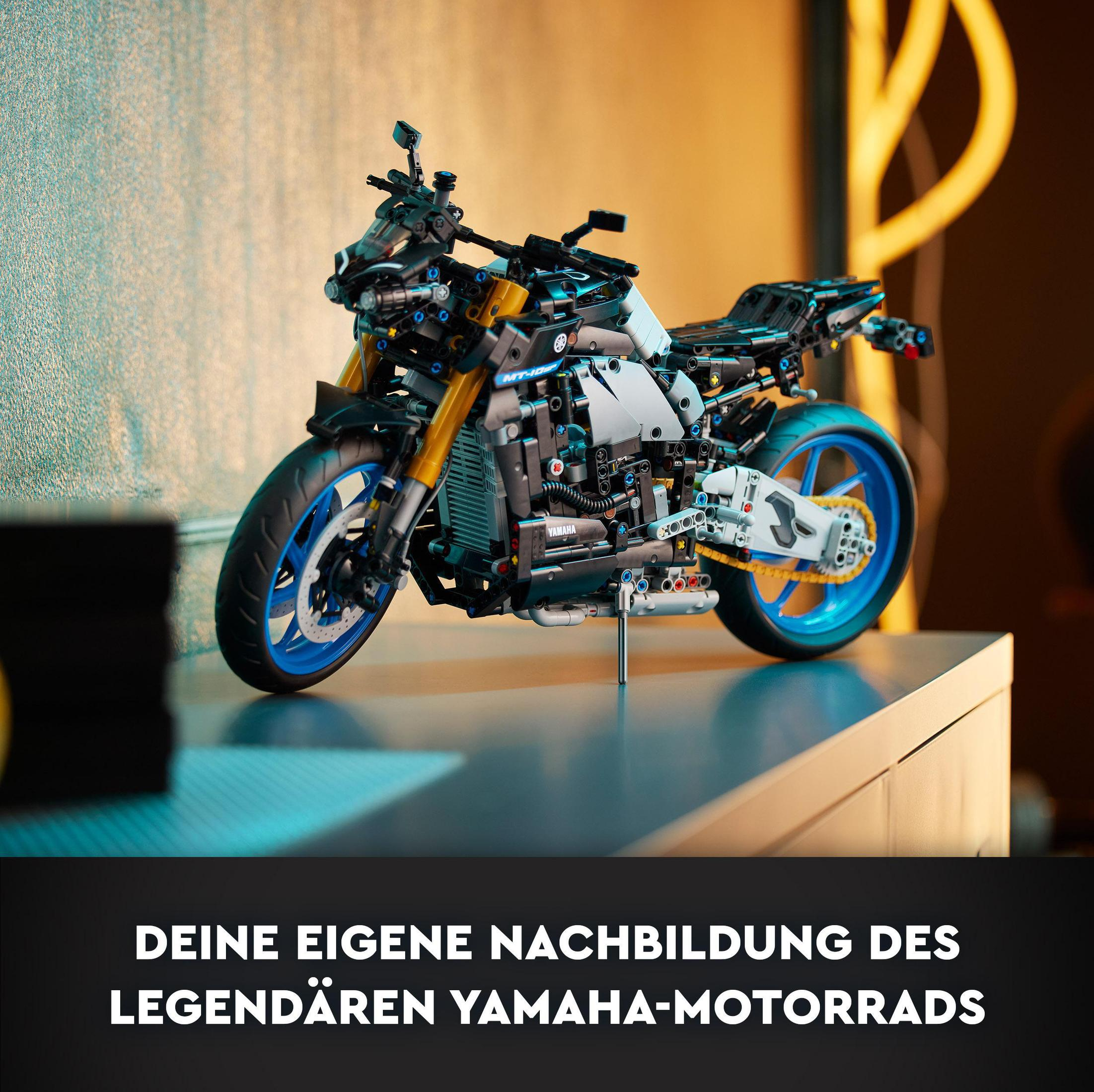 Model motocykla Yamaha zbudowany z klocków Lego, na powierzchni wystawowej.