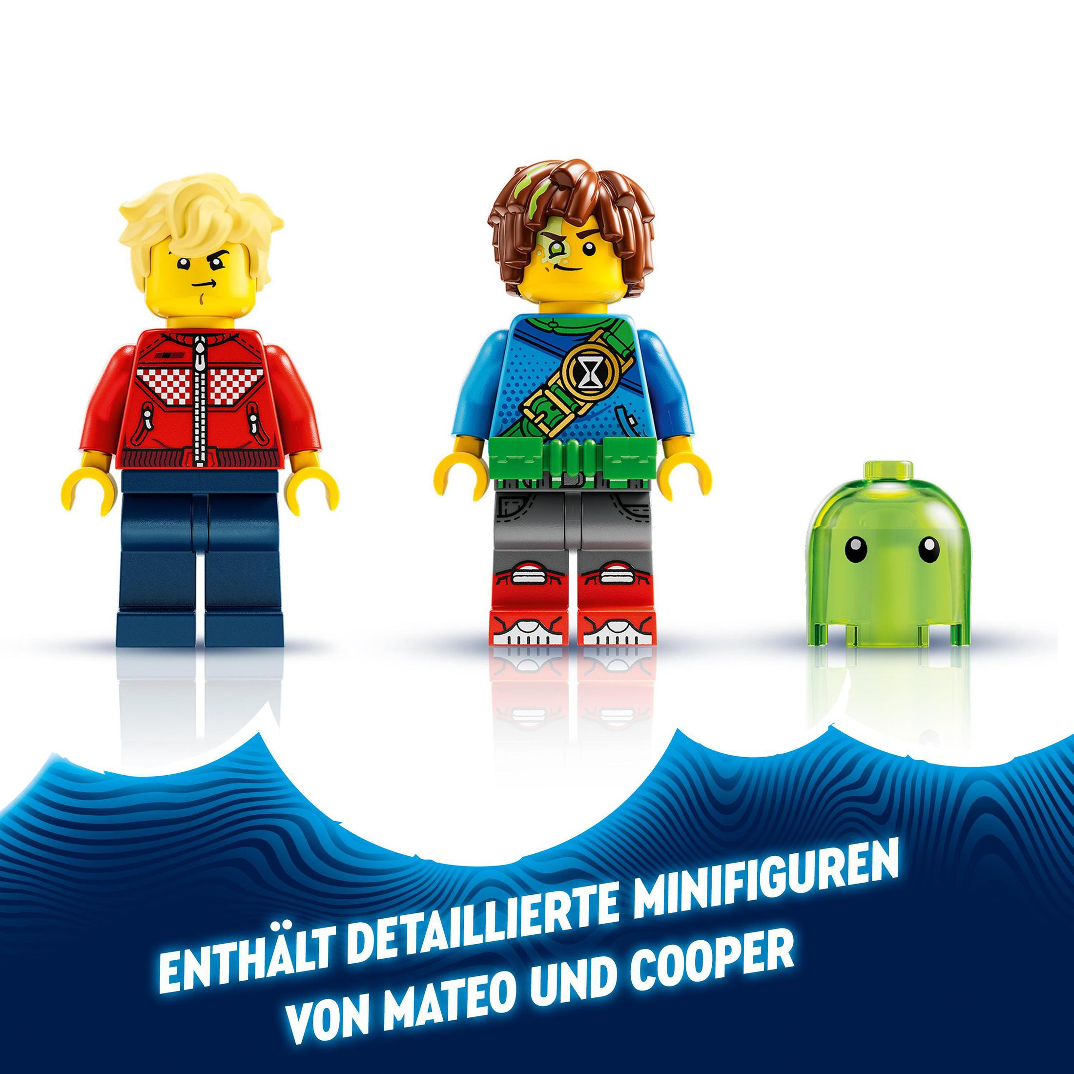 Lego Figuren: zwei Minifiguren und ein grüner Helm auf weißem Grund.