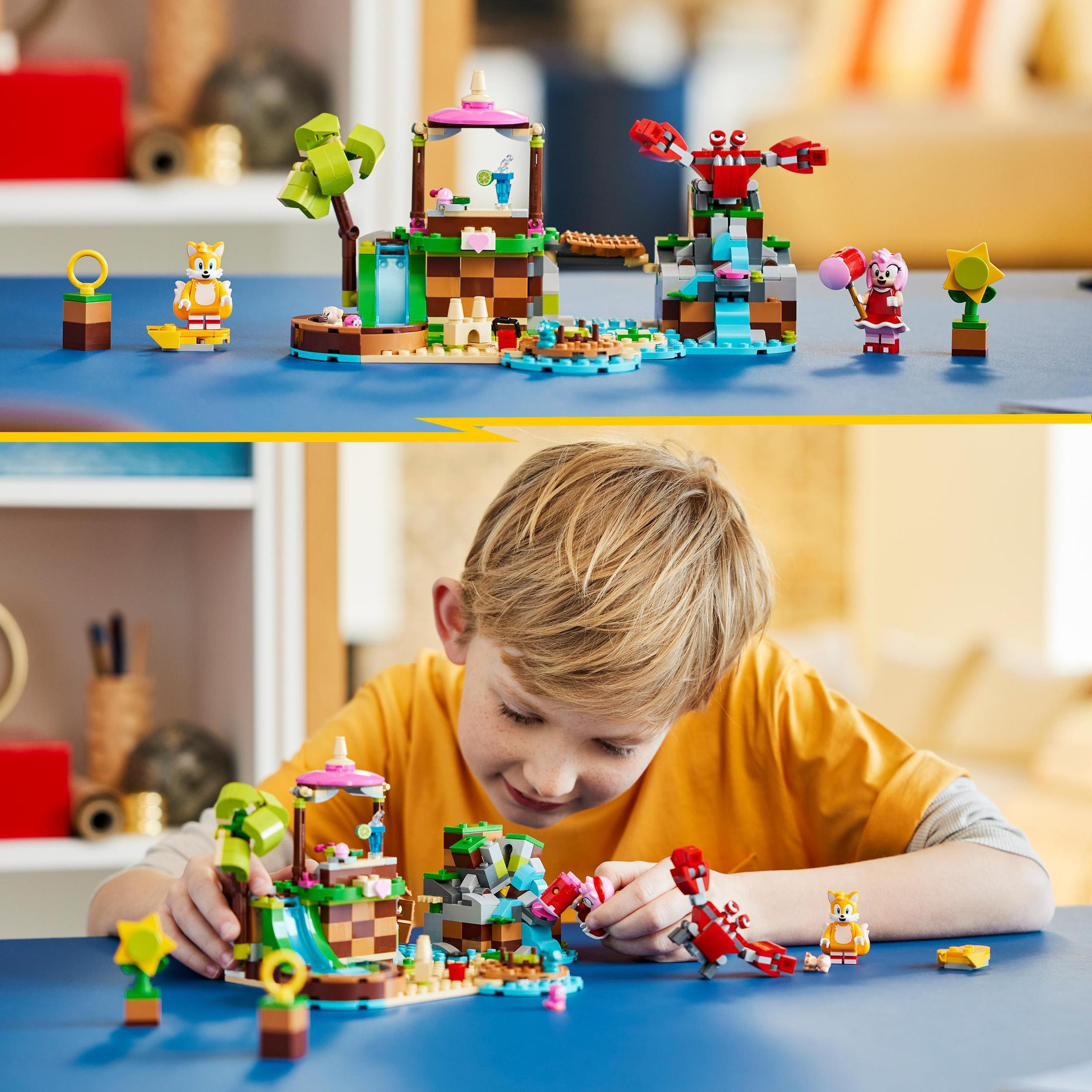 LEGO-set met personages en een constructie van een speelscène. Jongen die met de set speelt.