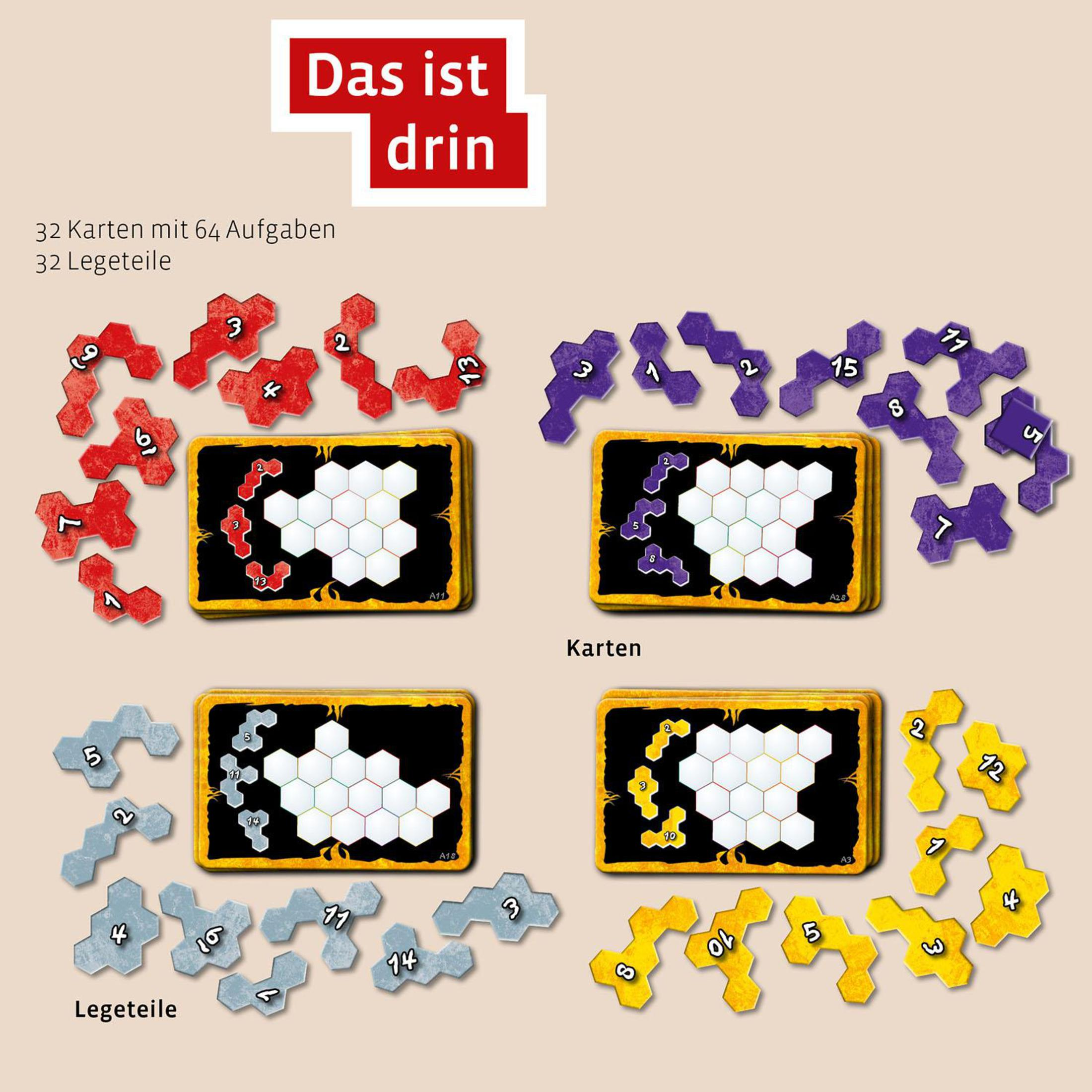 Un gioco da tavolo con pezzi colorati e carte con istruzioni su sfondo bianco.