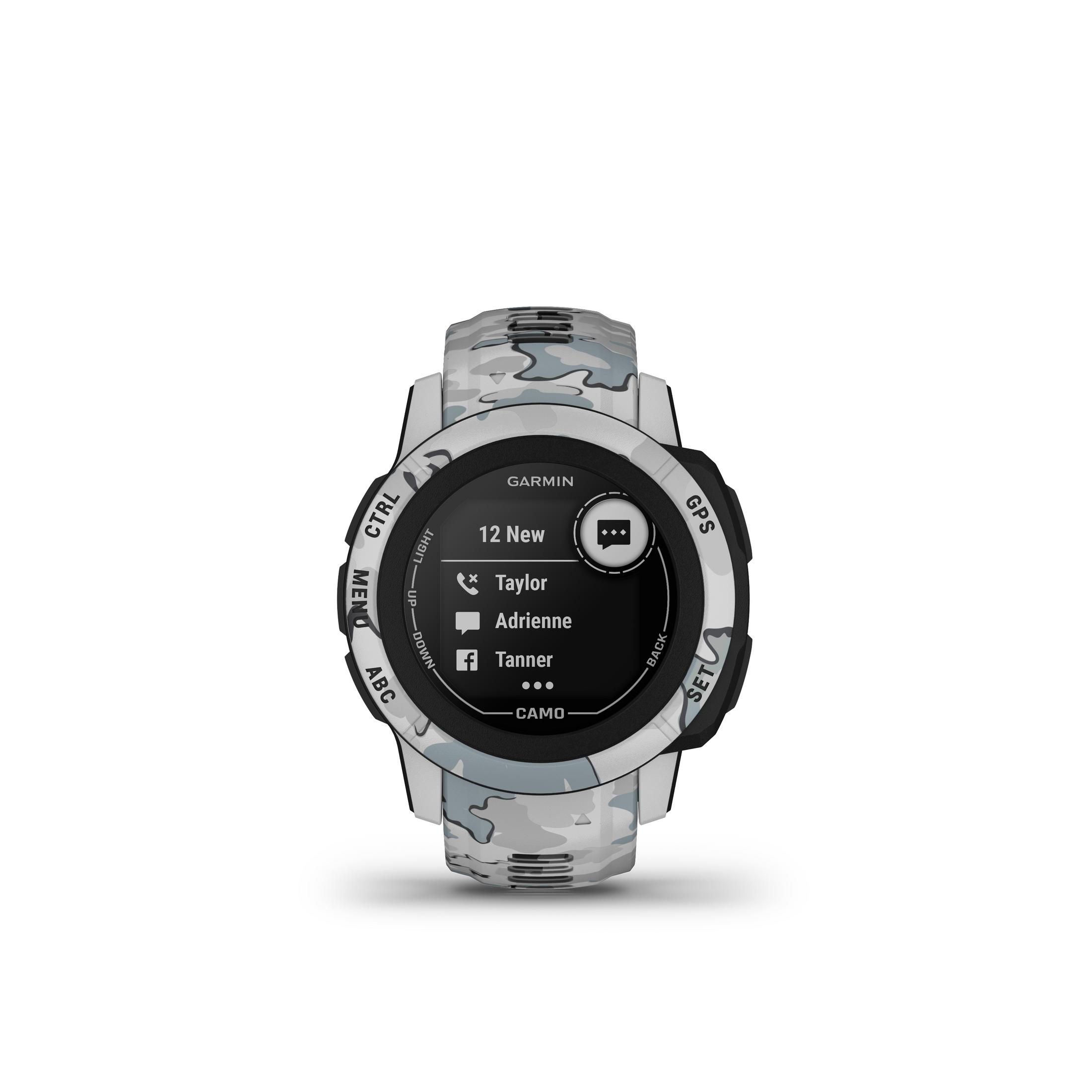 Smartwatch Garmin z paskiem moro, ekran pokazuje wiadomości od kontaktów.