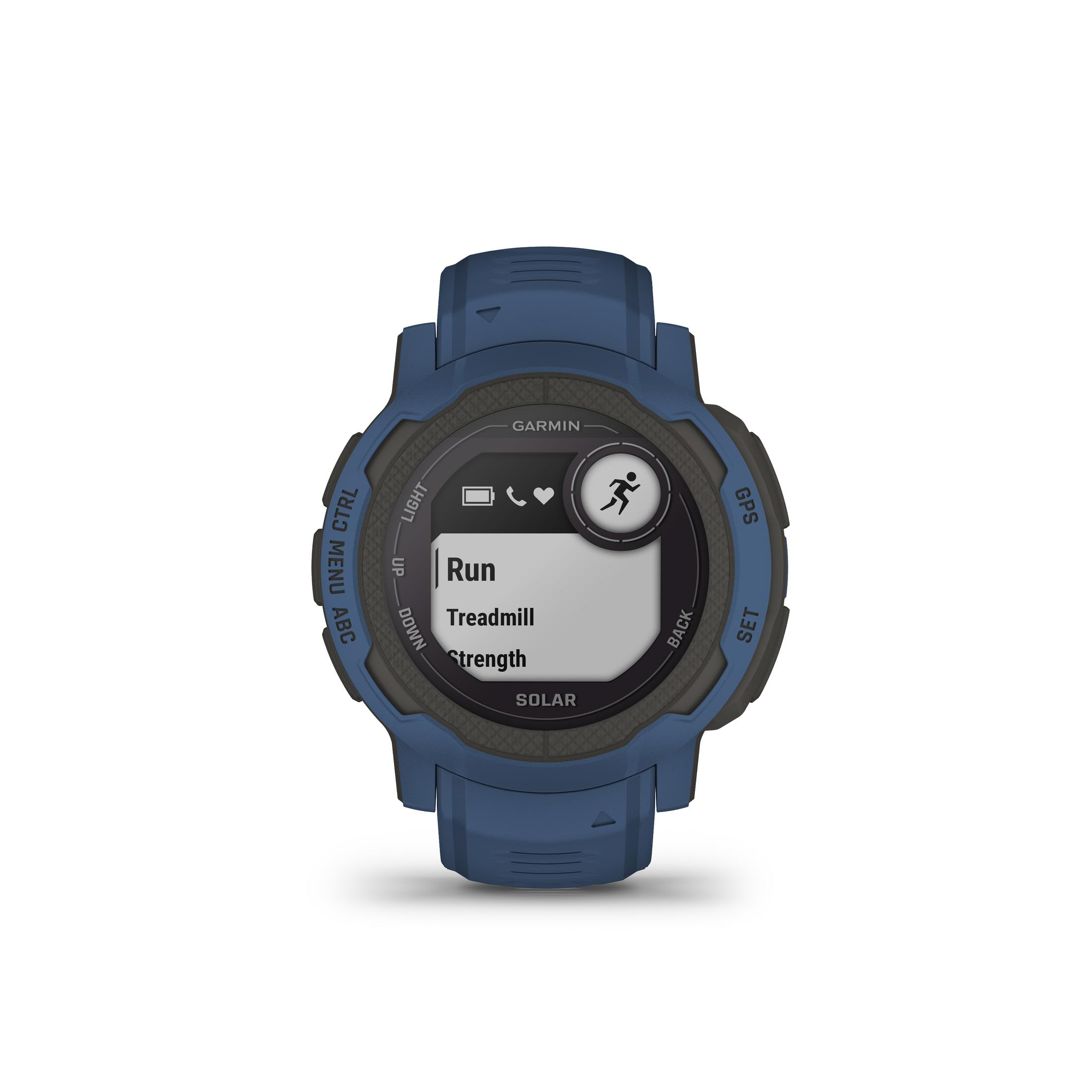 Eine blaue Garmin-Smartwatch, die einen Bildschirm mit Trainingsoptionen anzeigt: Laufen, Laufband und Kraft. Die Uhr ist blau.