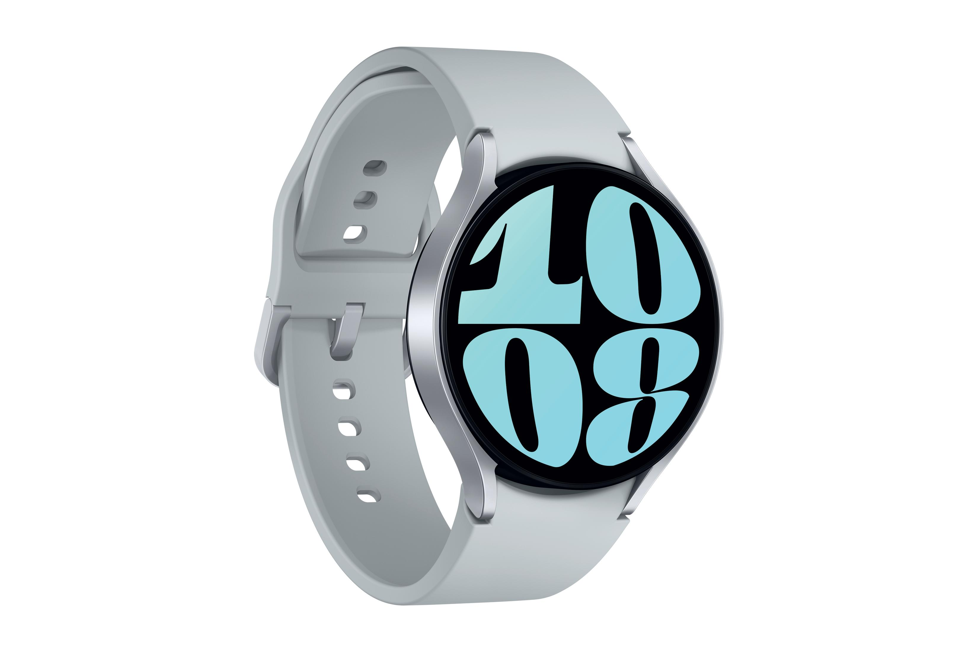 Een zilveren smartwatch met een lichtblauw display dat de tijd weergeeft. Het horloge heeft een grijze band.