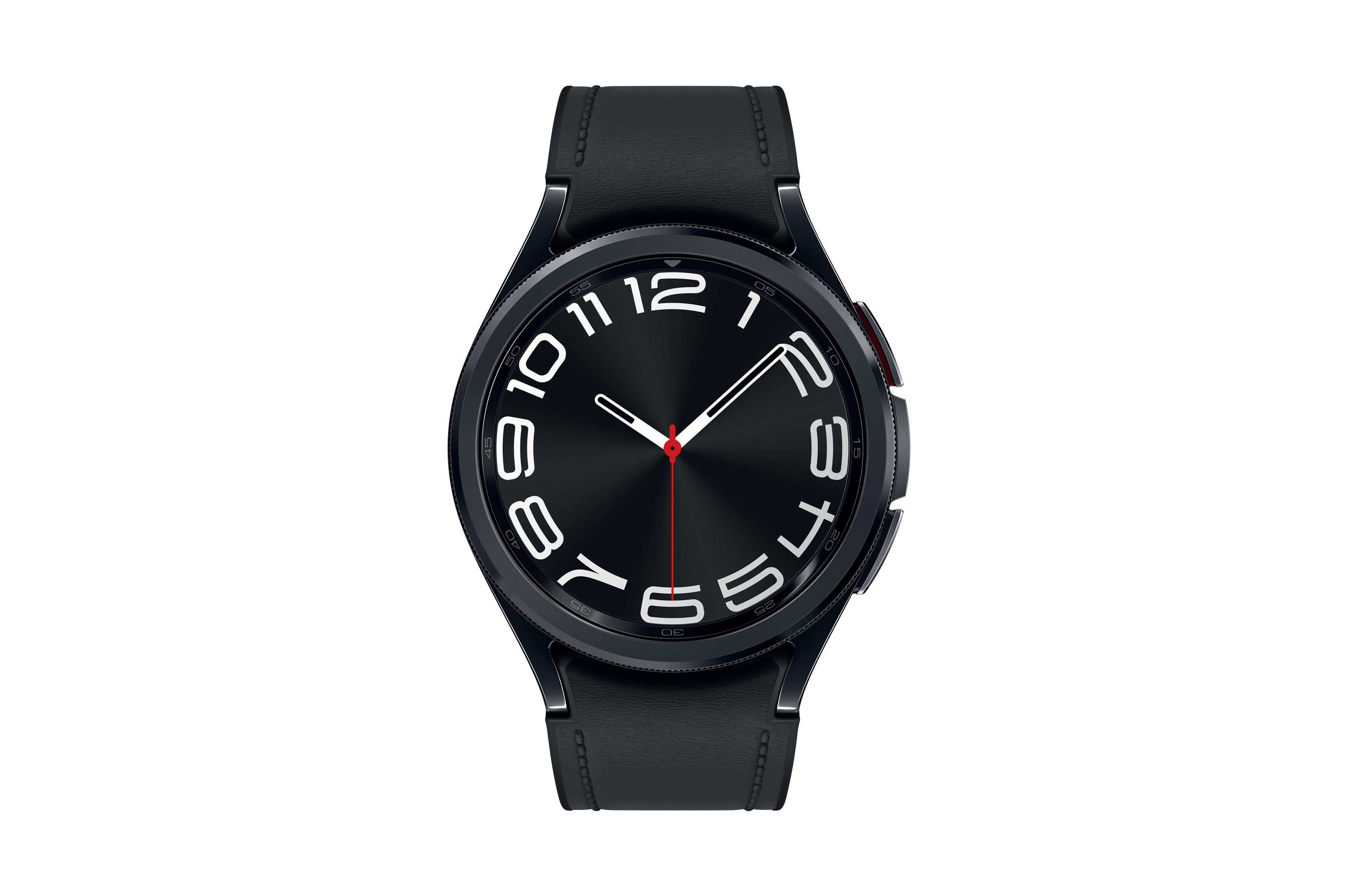 Un Samsung Galaxy Watch nero con cinturino nero e numeri bianchi. Sfondo bianco.