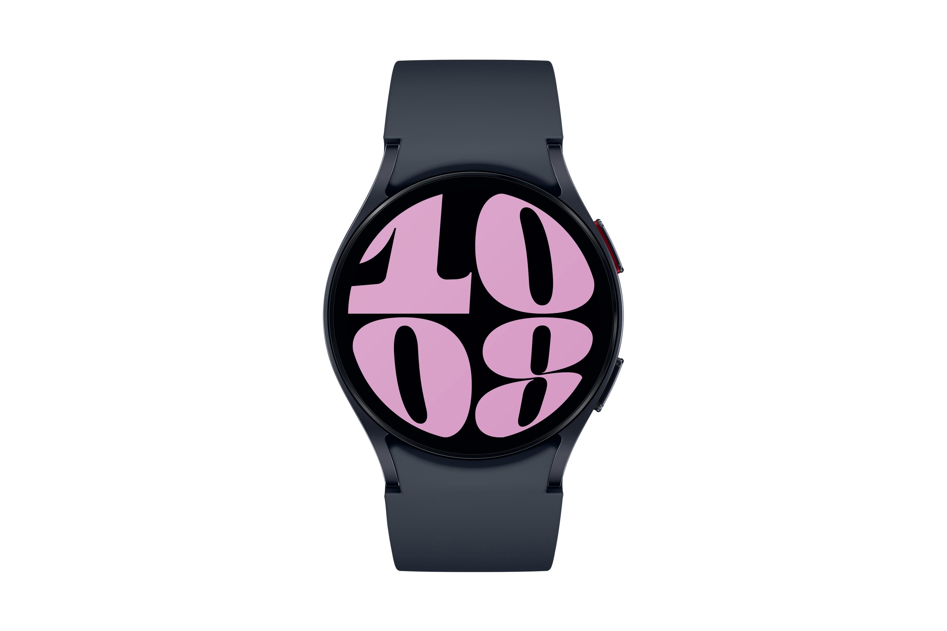 Schwarze Smartwatch mit rosa Display, das die Uhrzeit anzeigt. Die Uhr befindet sich auf weißem Hintergrund.