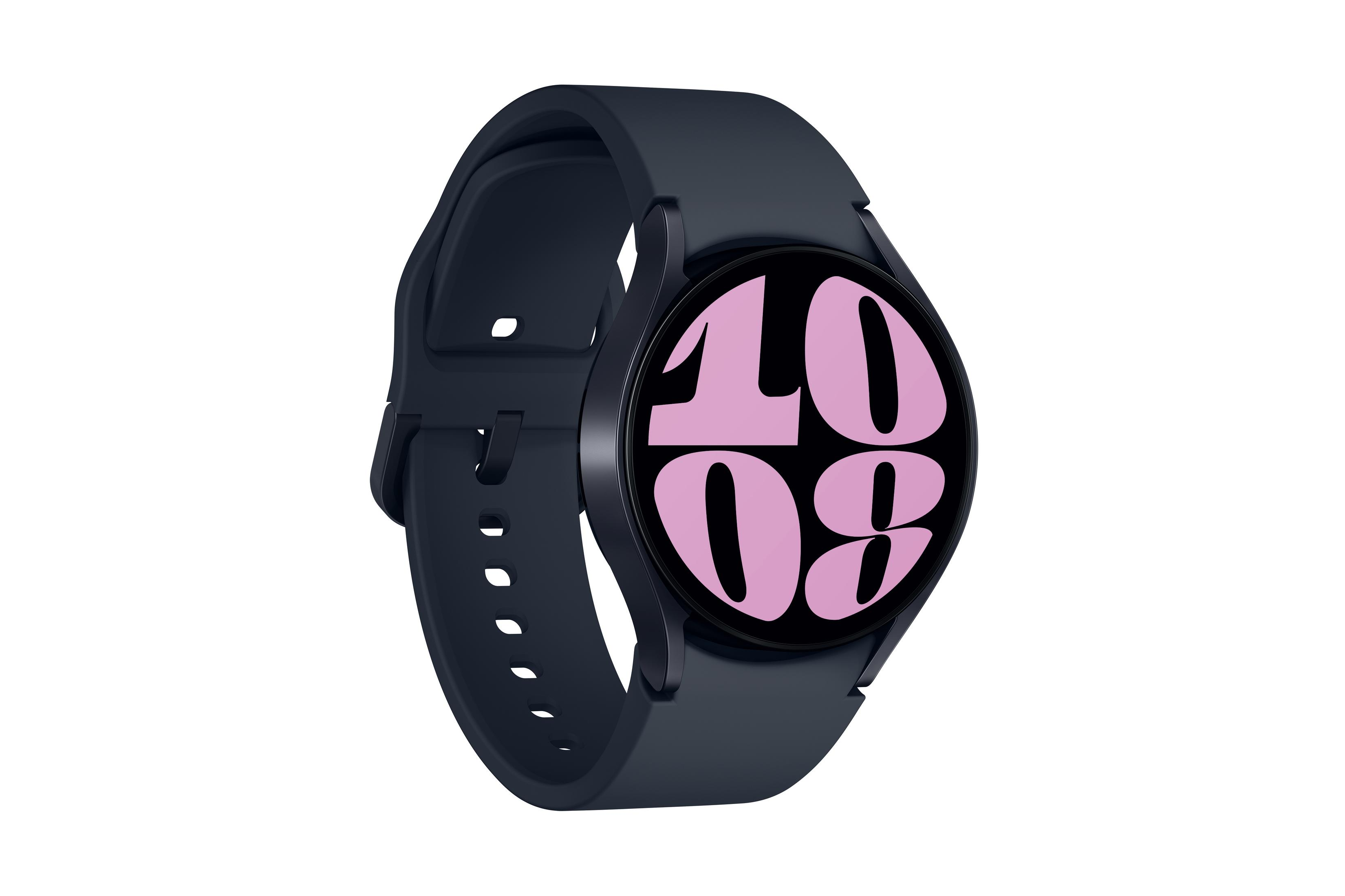 Eine dunkelblaue Samsung Galaxy Watch 5 mit einem schwarzen Bildschirm, der die Zeit anzeigt.