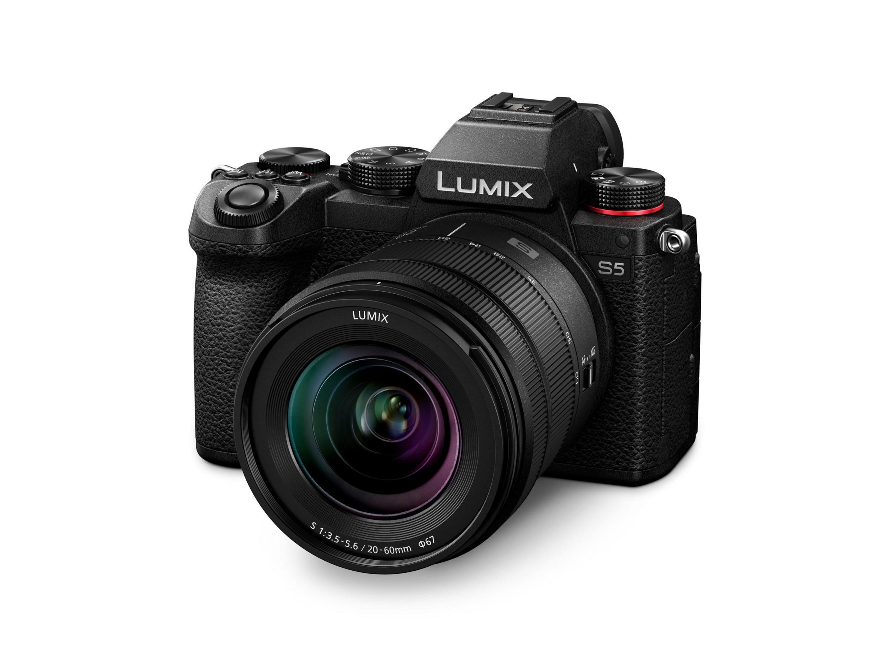 Schwarze Lumix S5 Kamera mit Objektiv auf weißer Oberfläche, schräge Ansicht.