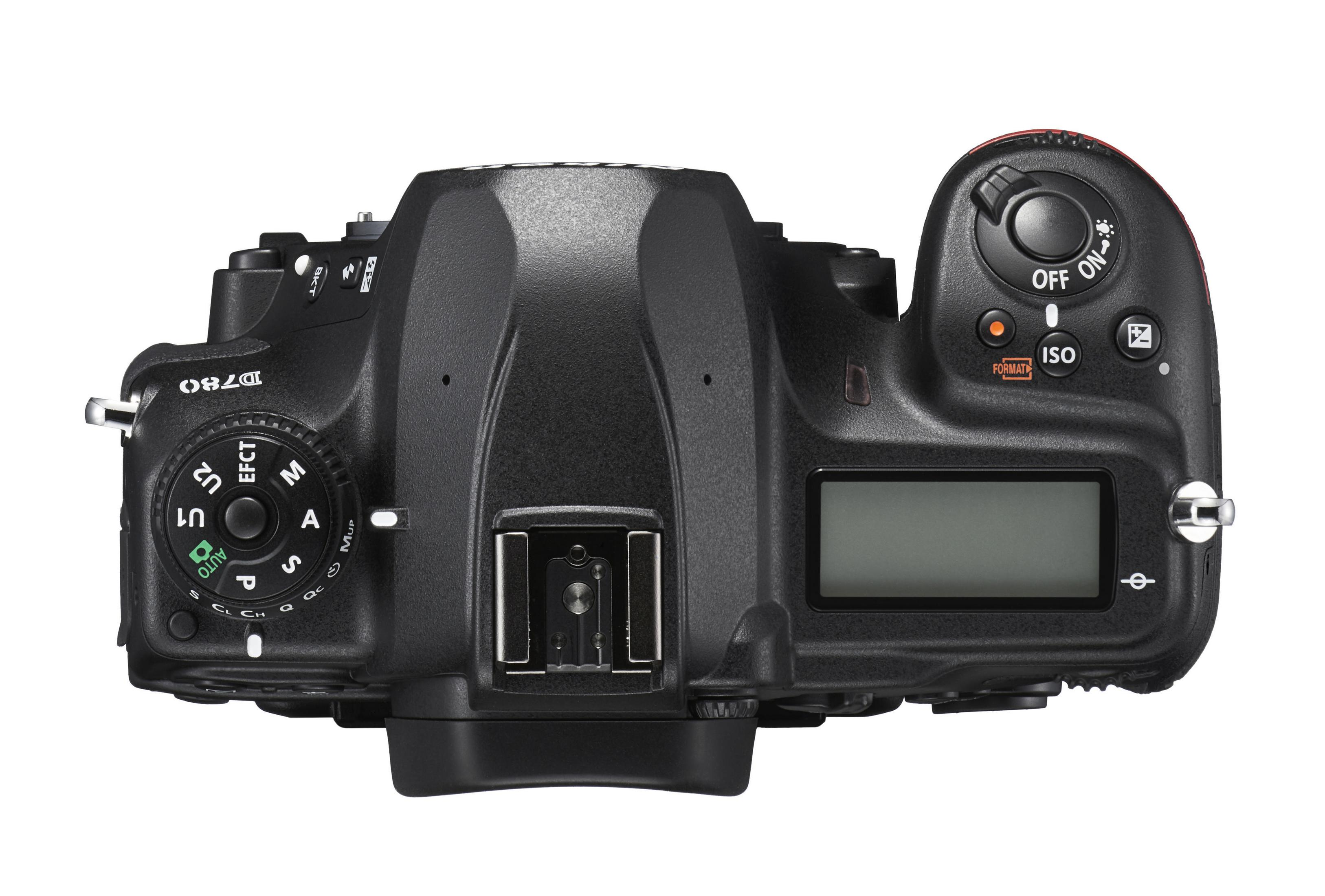 Eine schwarze DSLR-Kamera, Draufsicht, mit verschiedenen beschrifteten Knöpfen und Einstellrädern, vor weißem Hintergrund.