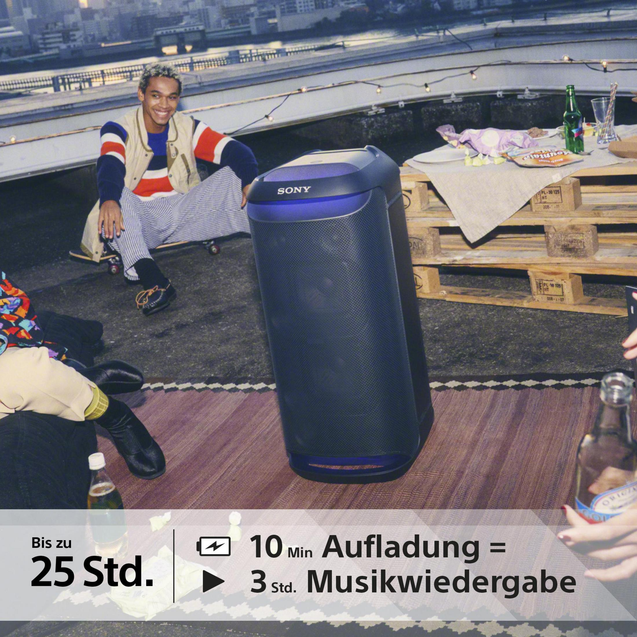Ein Mann auf einem Dach mit einem Lautsprecher, Bierflaschen und Stadtlandschaft.