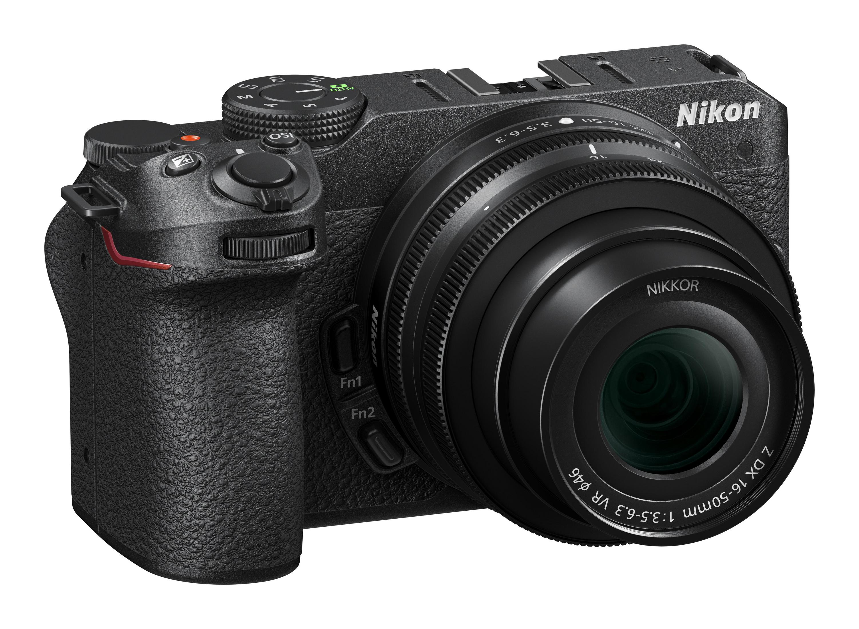 Cámara Nikon negra con lente, botones y dial sobre fondo blanco.