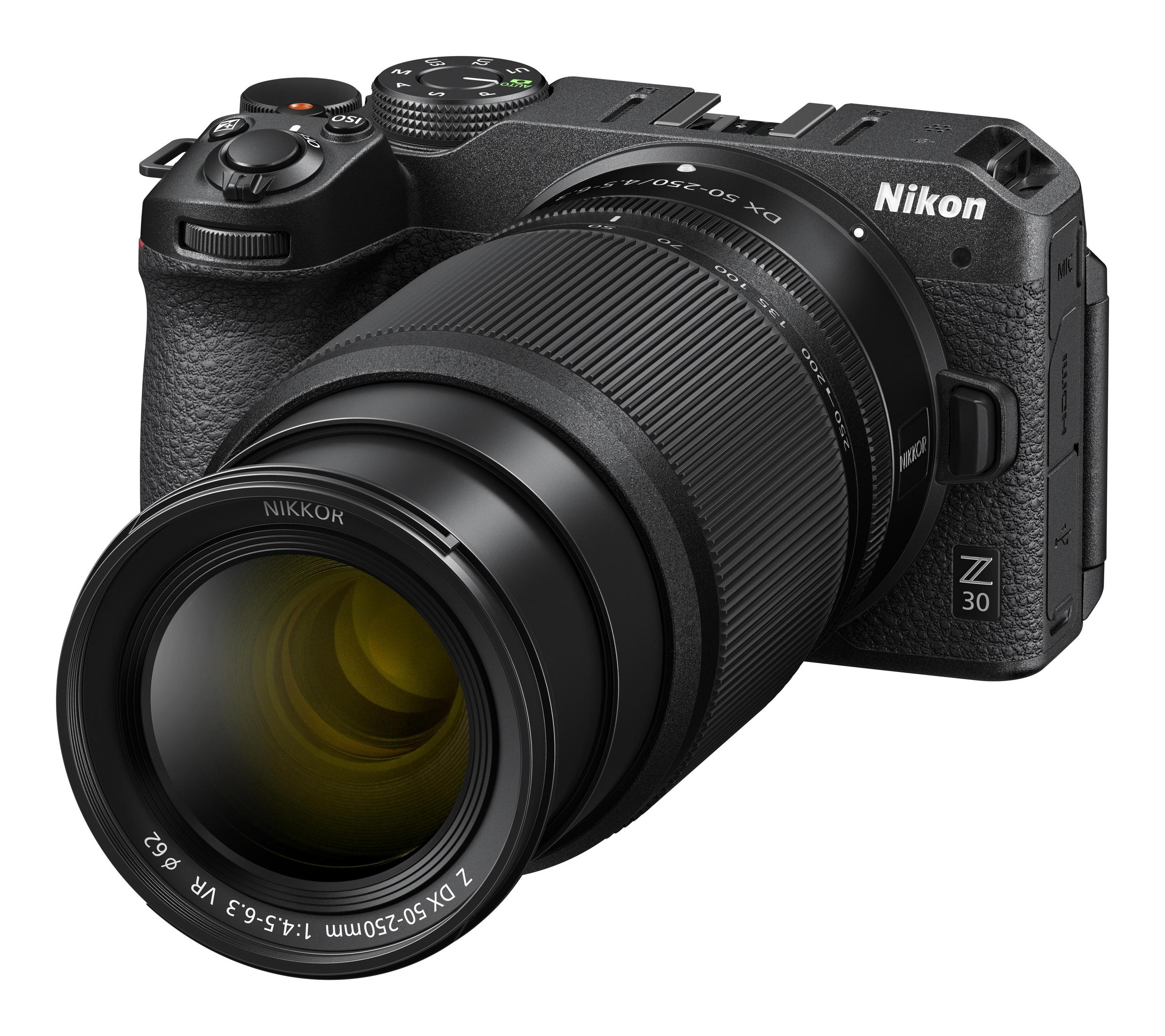 Schwarze Nikon Z 30 Kamera mit Objektiv. Es ist auf weißem Hintergrund.