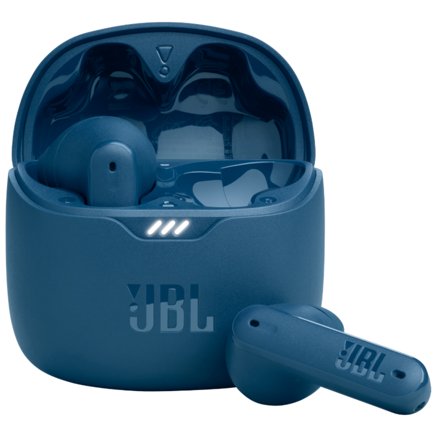 Auricolari JBL blu all'interno di una custodia di ricarica blu. La custodia è aperta e un auricolare è accanto.