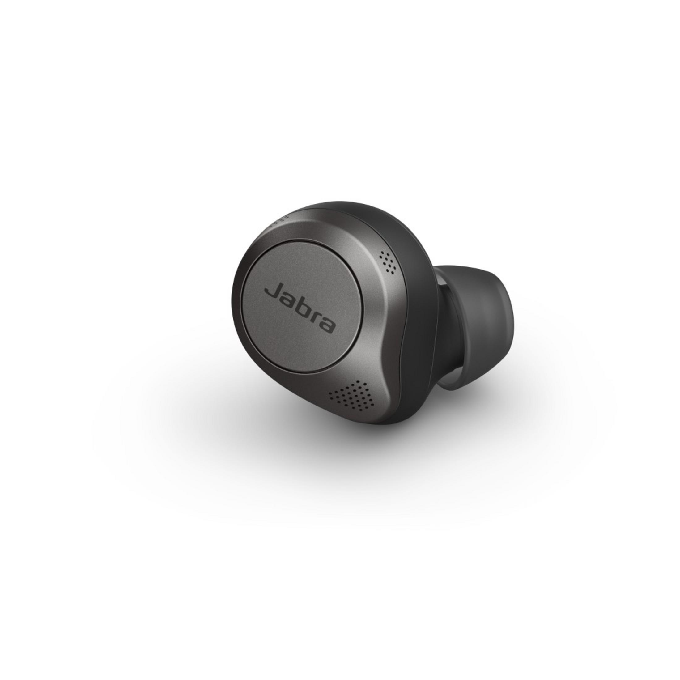 Un singolo auricolare Jabra, grigio scuro, su una superficie bianca. Scatto del prodotto.