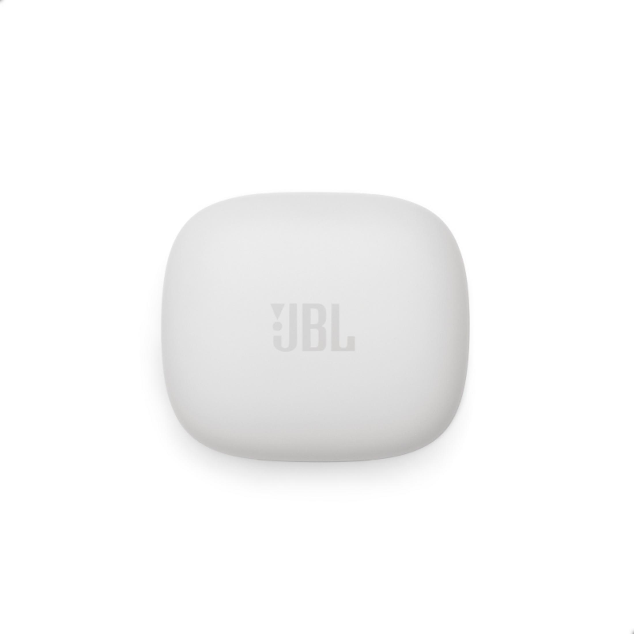 Altoparlante JBL bianco, forma quadrata, vista dall'alto, isolato su sfondo bianco.